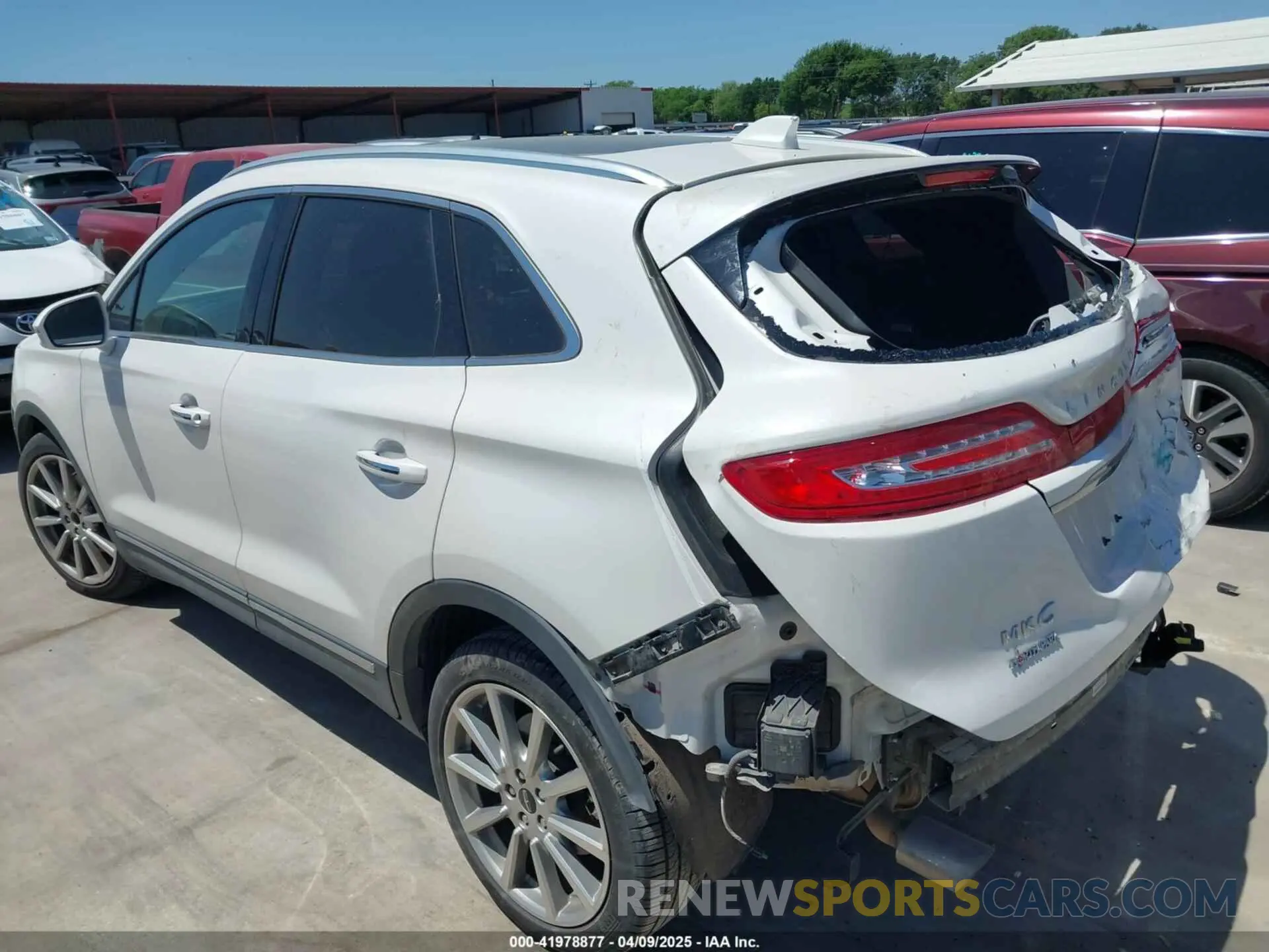 3 Photograph of a damaged car 5LMCJ3C93KUL35294 LINCOLN MKC 2019