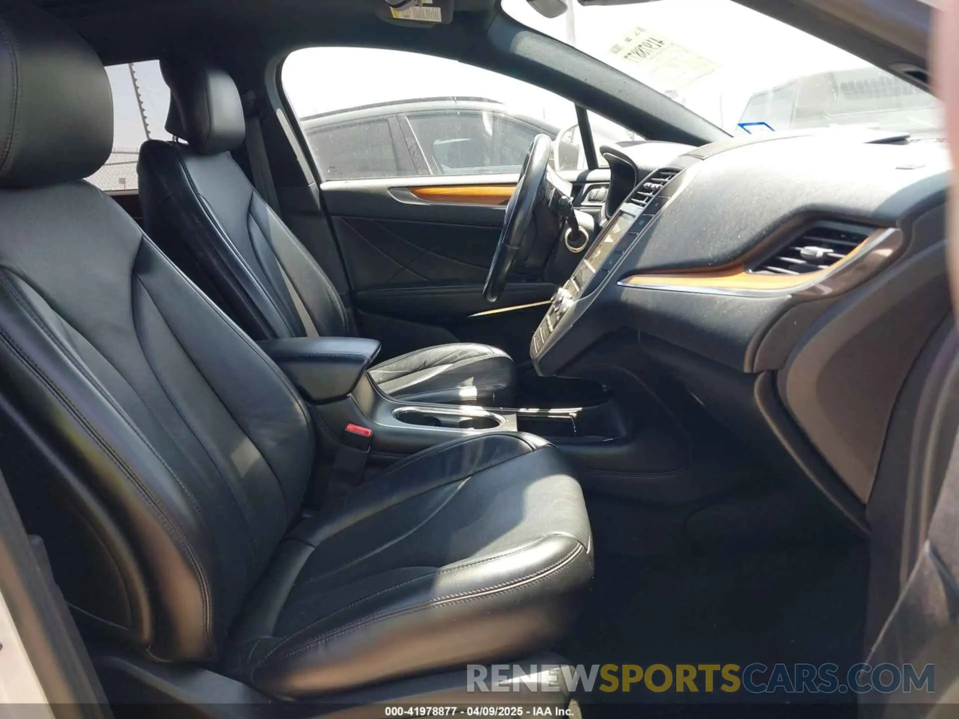 5 Photograph of a damaged car 5LMCJ3C93KUL35294 LINCOLN MKC 2019