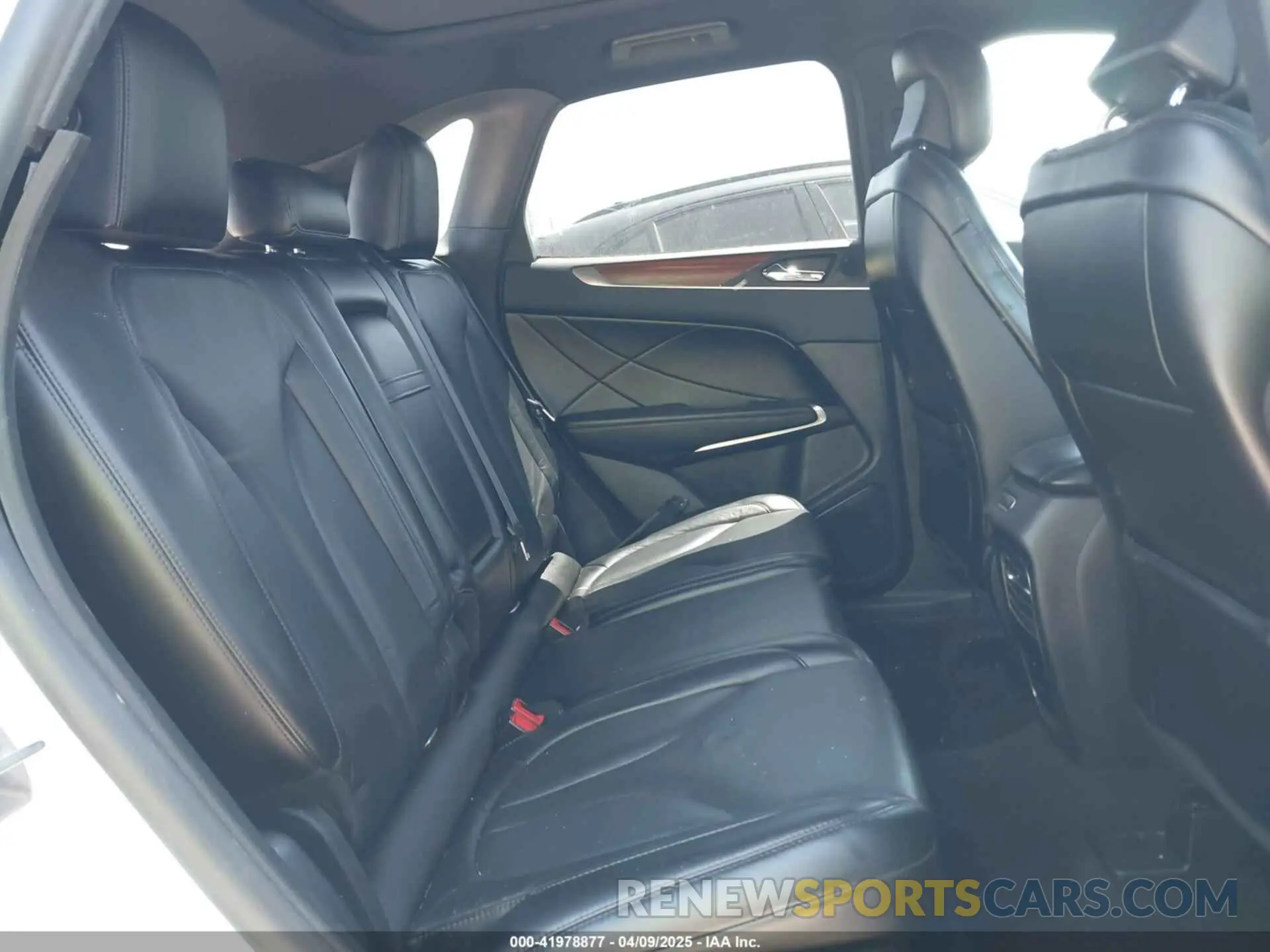 8 Photograph of a damaged car 5LMCJ3C93KUL35294 LINCOLN MKC 2019