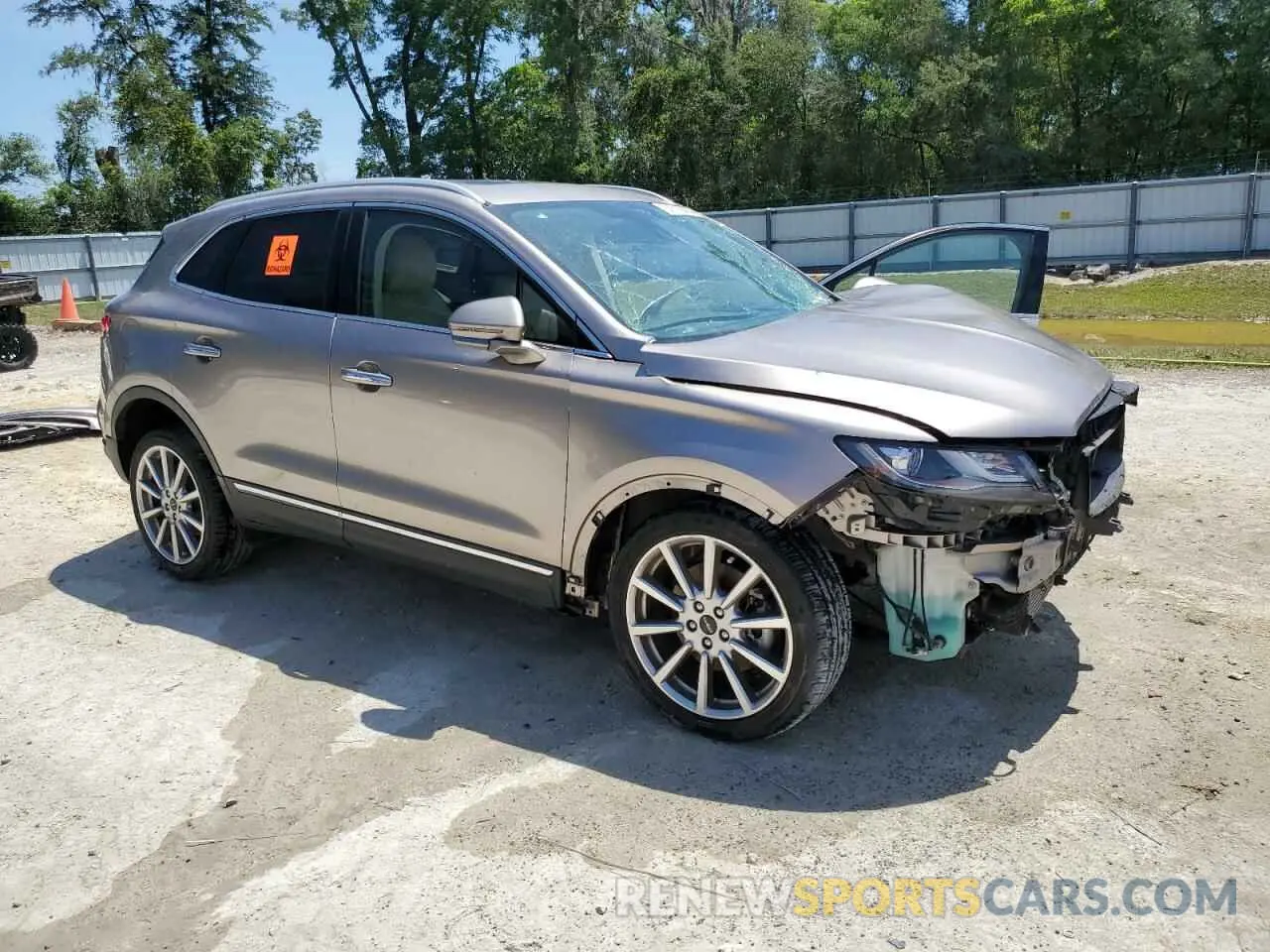 4 Photograph of a damaged car 5LMCJ3C97KUL02010 LINCOLN MKC 2019