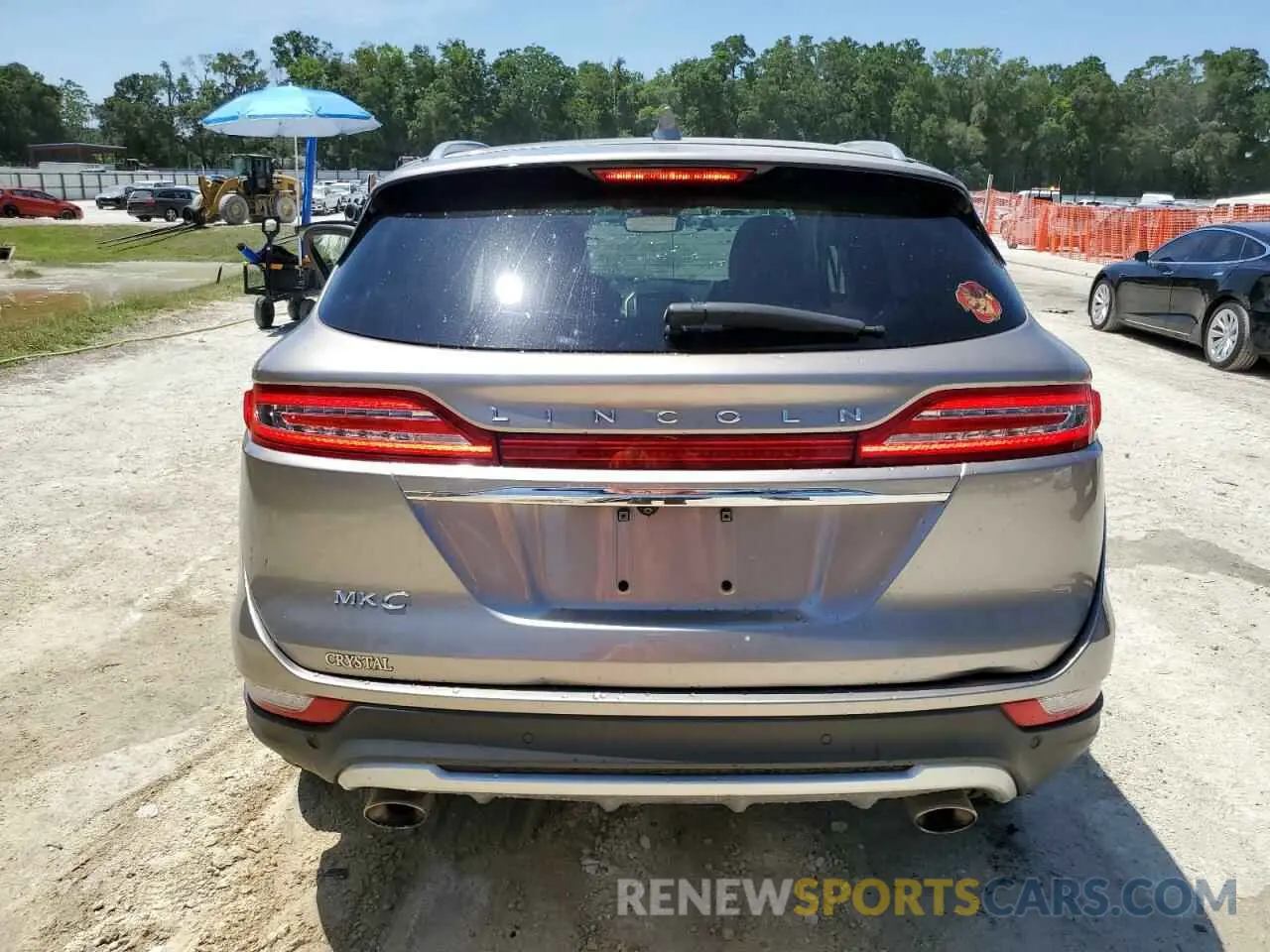 6 Photograph of a damaged car 5LMCJ3C97KUL02010 LINCOLN MKC 2019