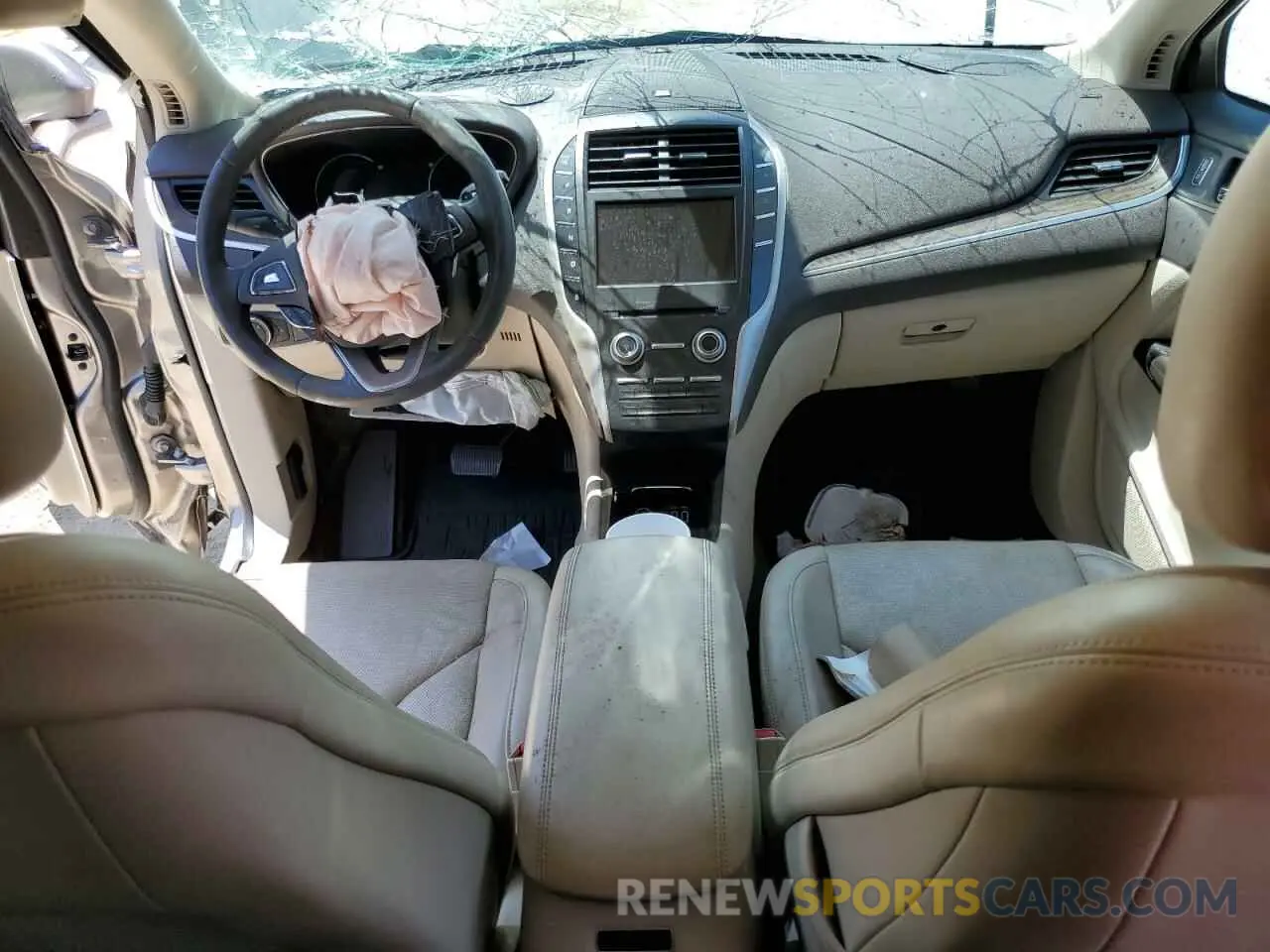 8 Photograph of a damaged car 5LMCJ3C97KUL02010 LINCOLN MKC 2019