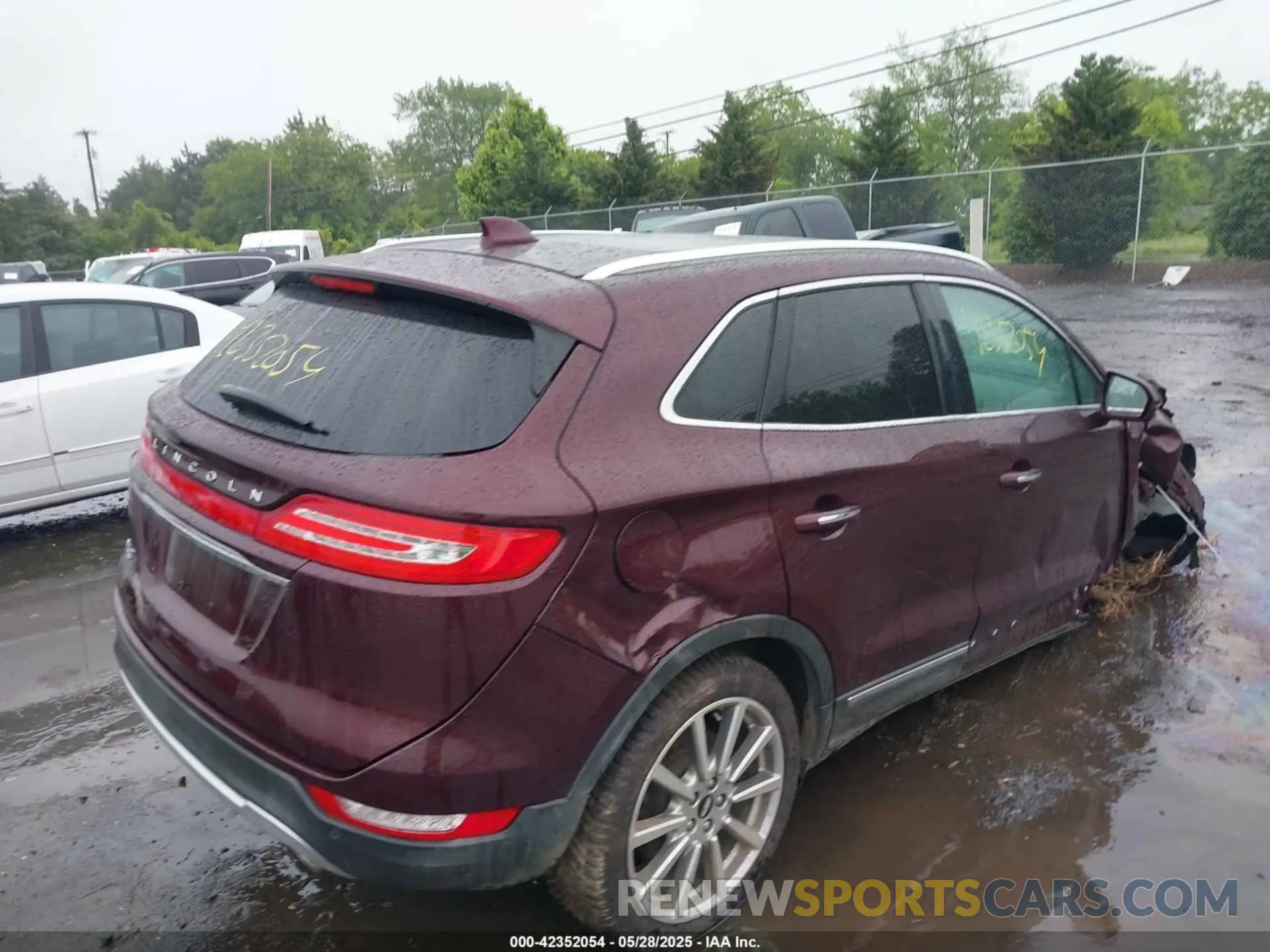 4 Photograph of a damaged car 5LMCJ3C97KUL09992 LINCOLN MKC 2019