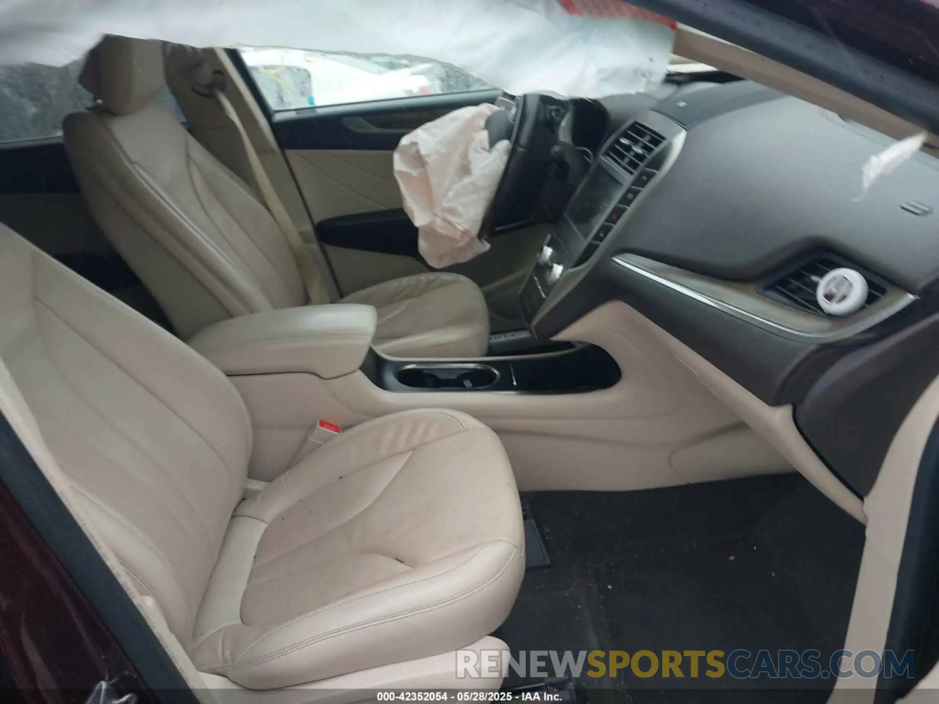 5 Photograph of a damaged car 5LMCJ3C97KUL09992 LINCOLN MKC 2019