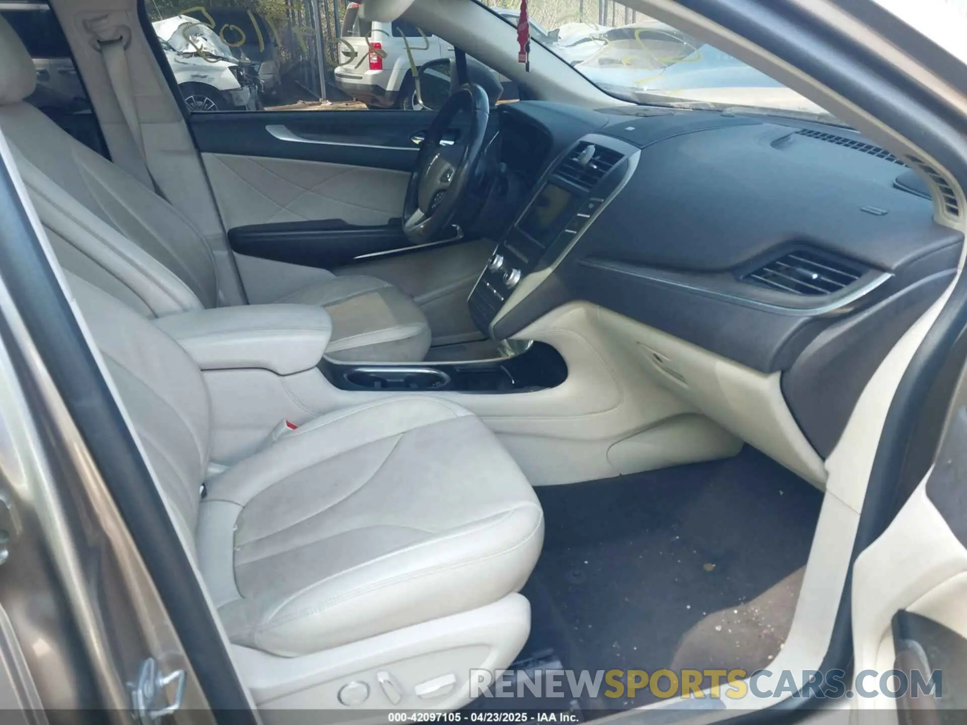 5 Photograph of a damaged car 5LMCJ3D93KUL53163 LINCOLN MKC 2019