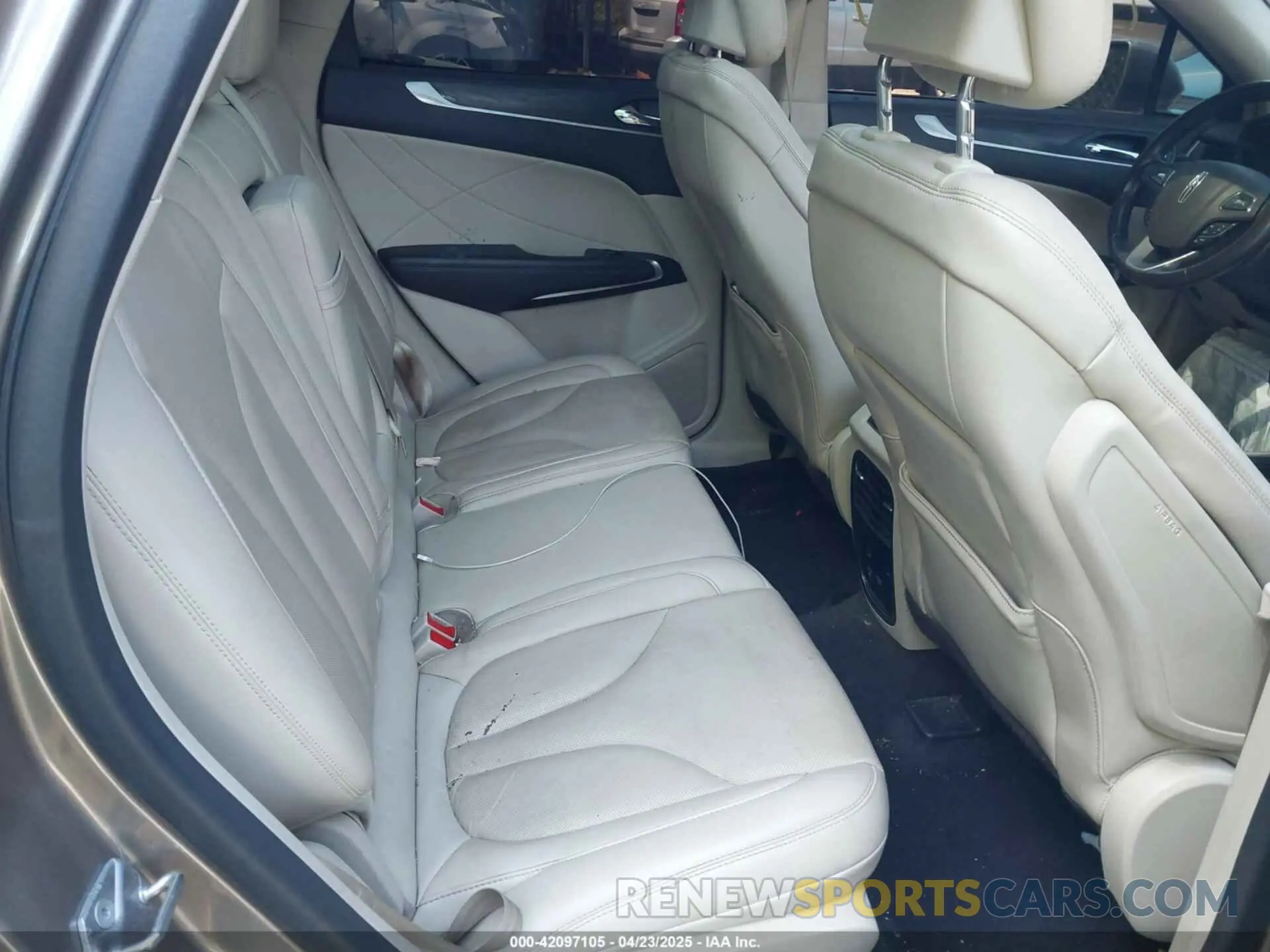 8 Photograph of a damaged car 5LMCJ3D93KUL53163 LINCOLN MKC 2019