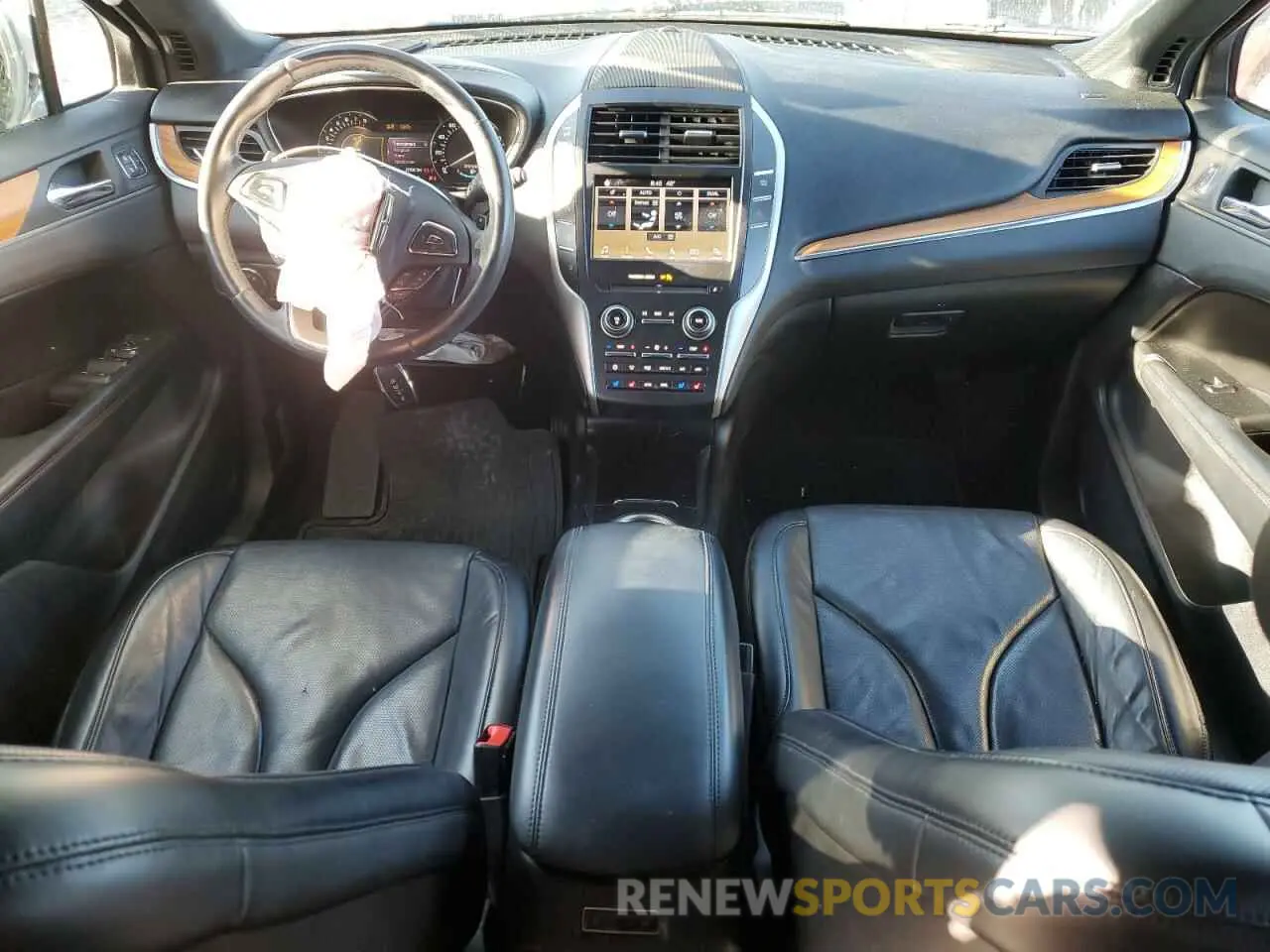 8 Photograph of a damaged car 5LMCJ3D94KUL09107 LINCOLN MKC 2019
