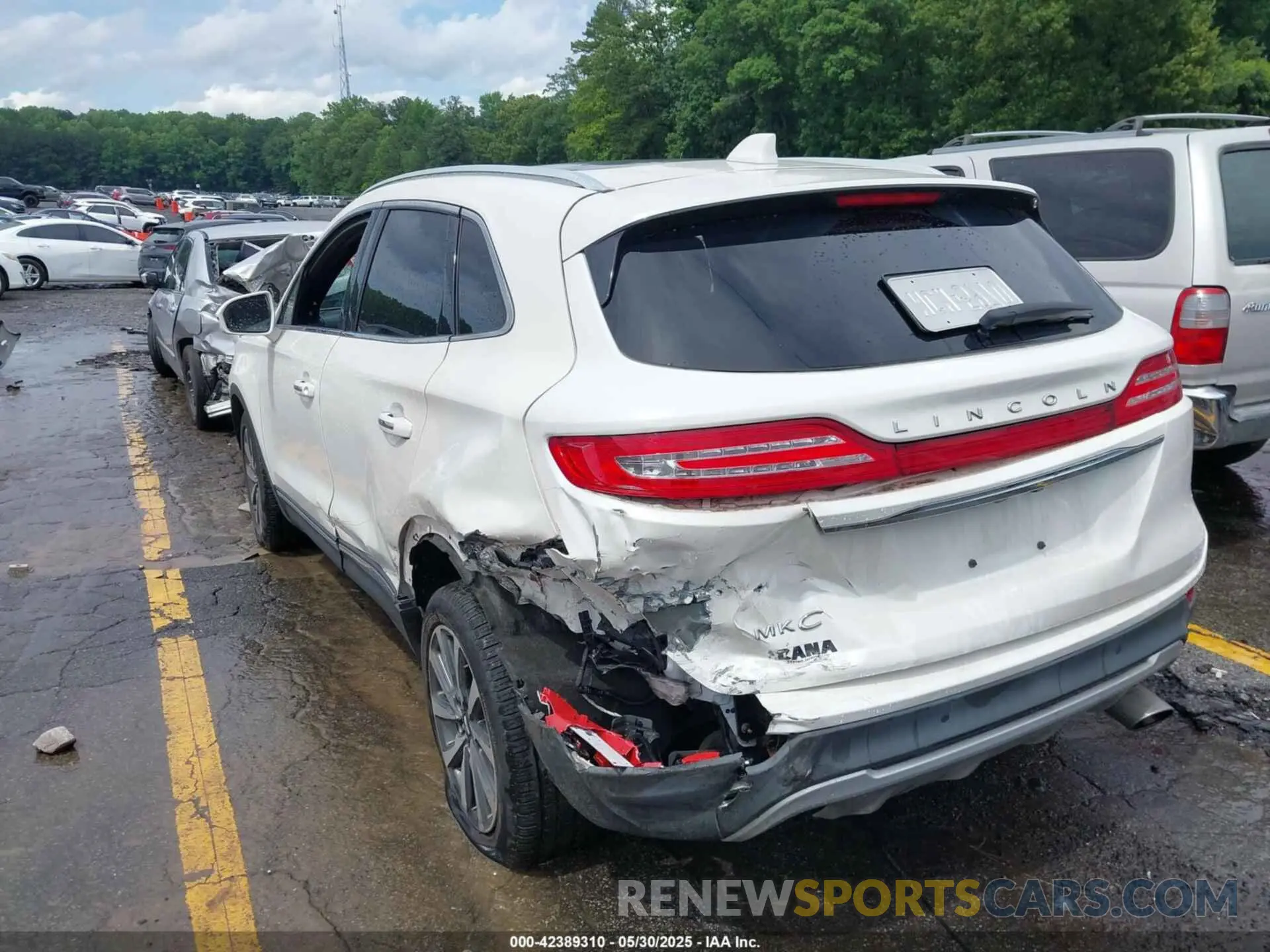 3 Photograph of a damaged car 5LMCJ3D94KUL51695 LINCOLN MKC 2019