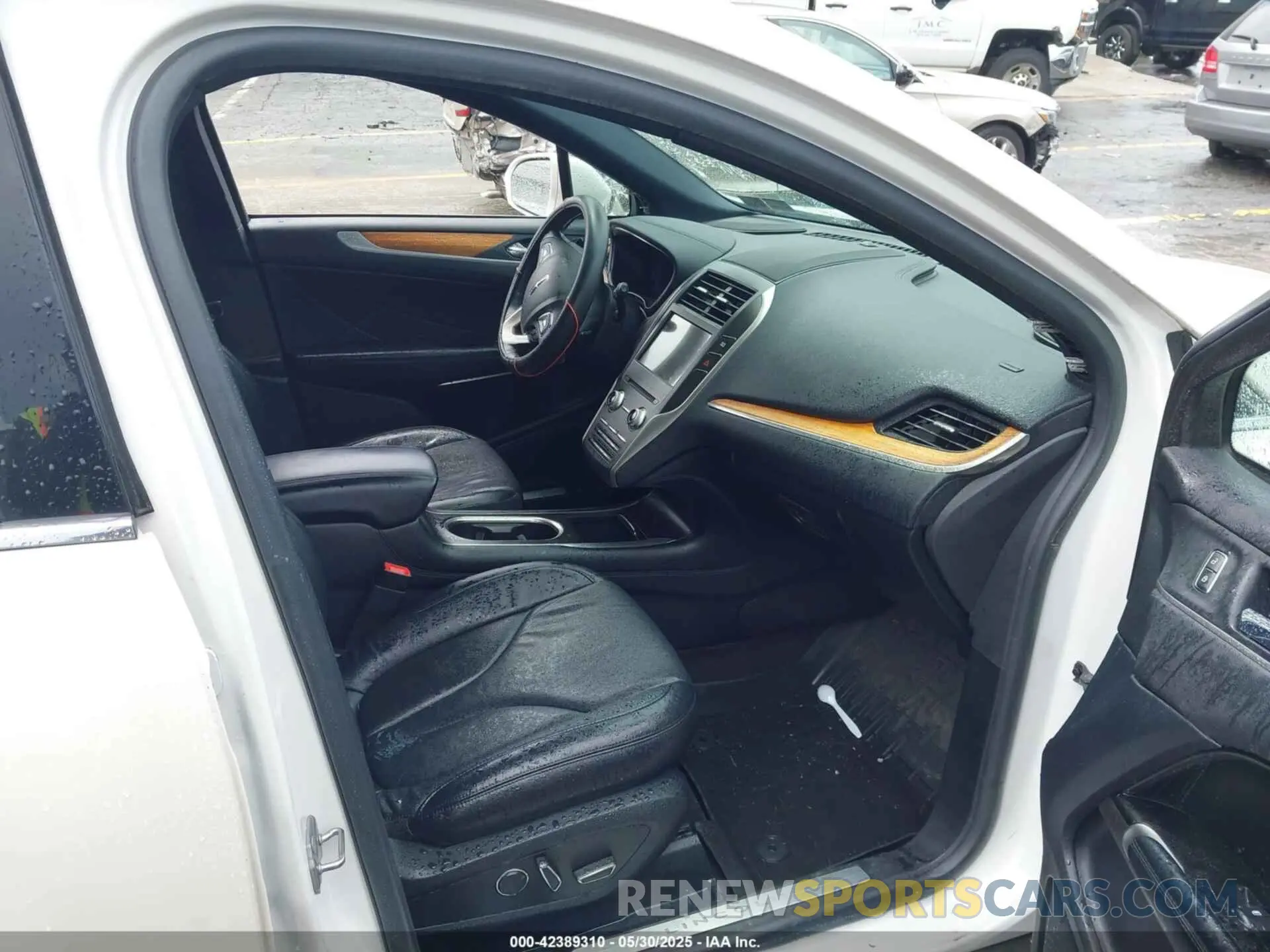 5 Photograph of a damaged car 5LMCJ3D94KUL51695 LINCOLN MKC 2019