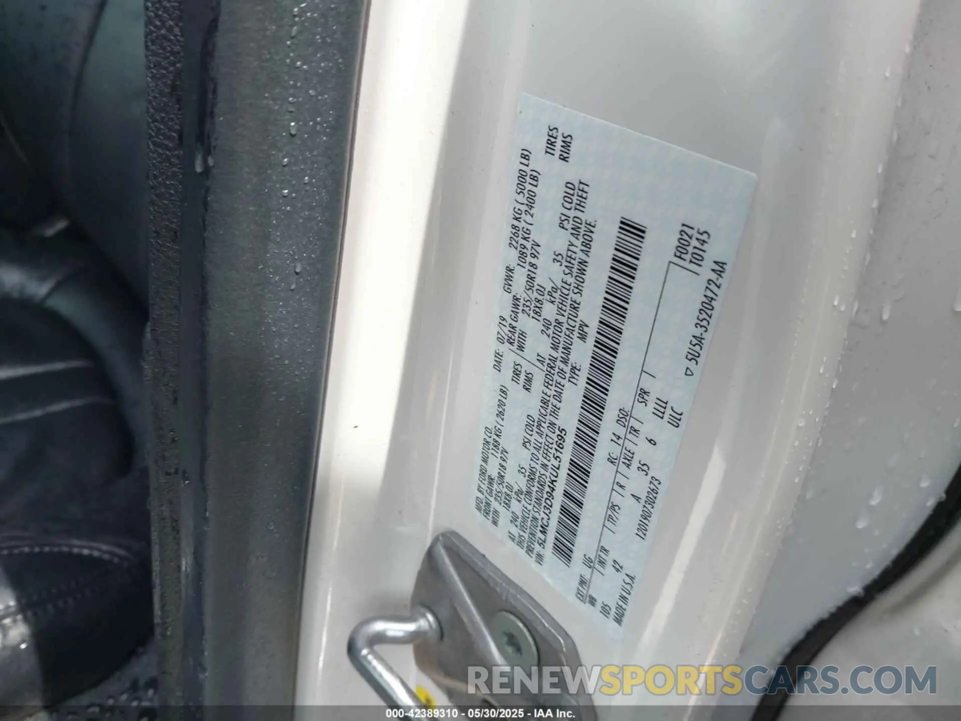 9 Photograph of a damaged car 5LMCJ3D94KUL51695 LINCOLN MKC 2019