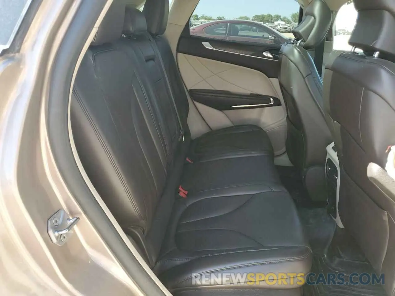 10 Photograph of a damaged car 5LMCJ3D95KUL19015 LINCOLN MKC 2019
