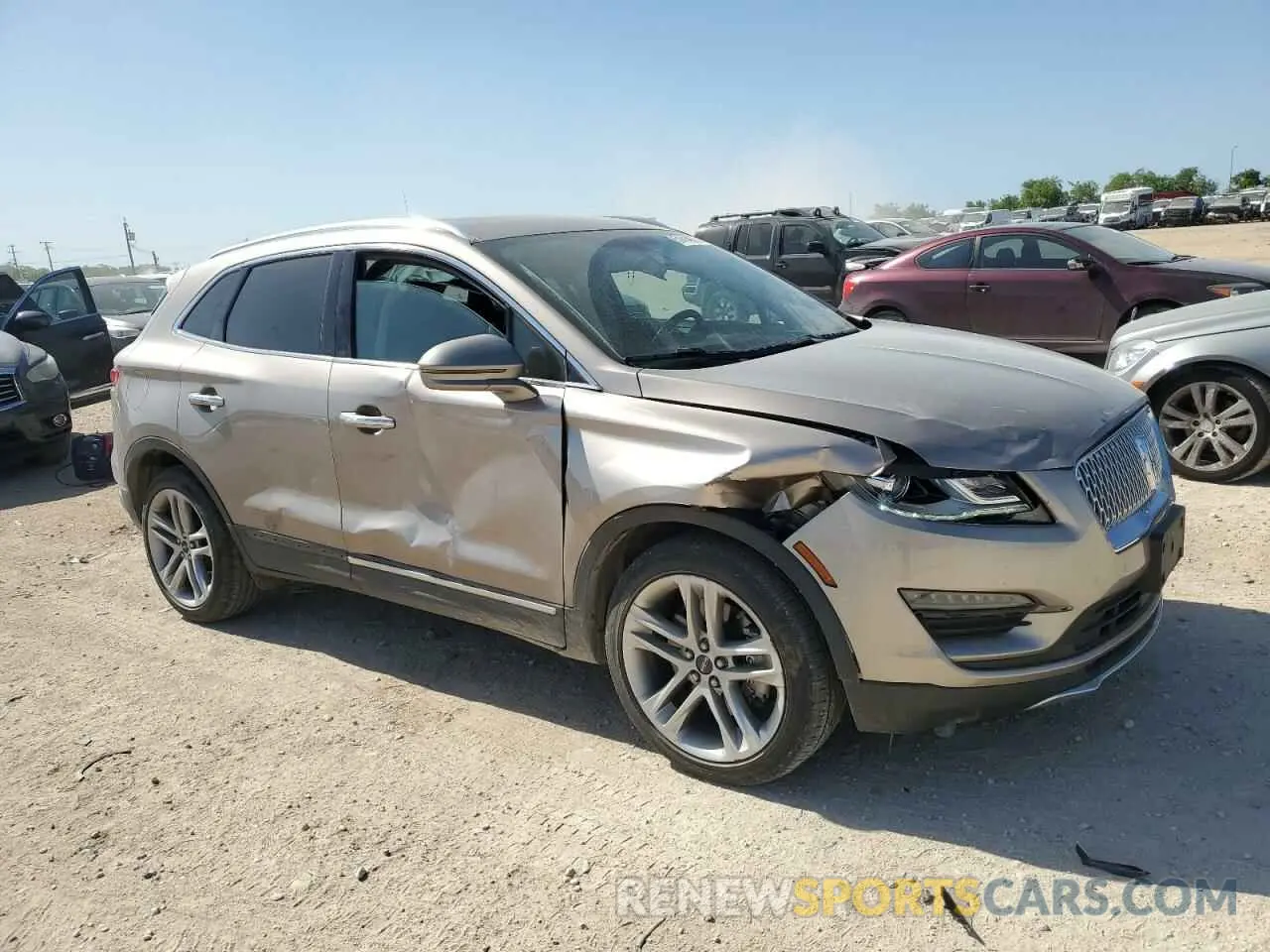 4 Photograph of a damaged car 5LMCJ3D95KUL19015 LINCOLN MKC 2019