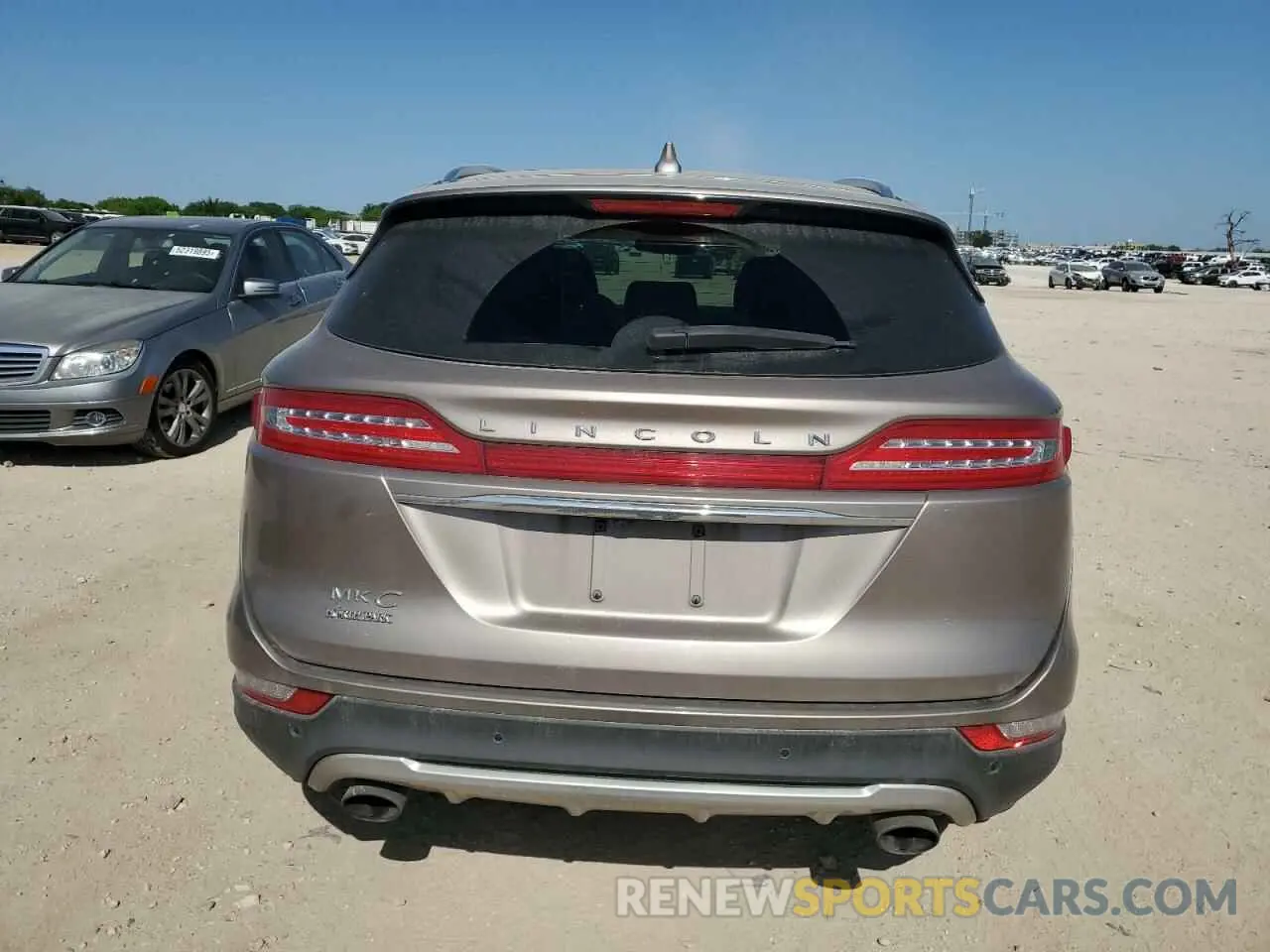 6 Photograph of a damaged car 5LMCJ3D95KUL19015 LINCOLN MKC 2019
