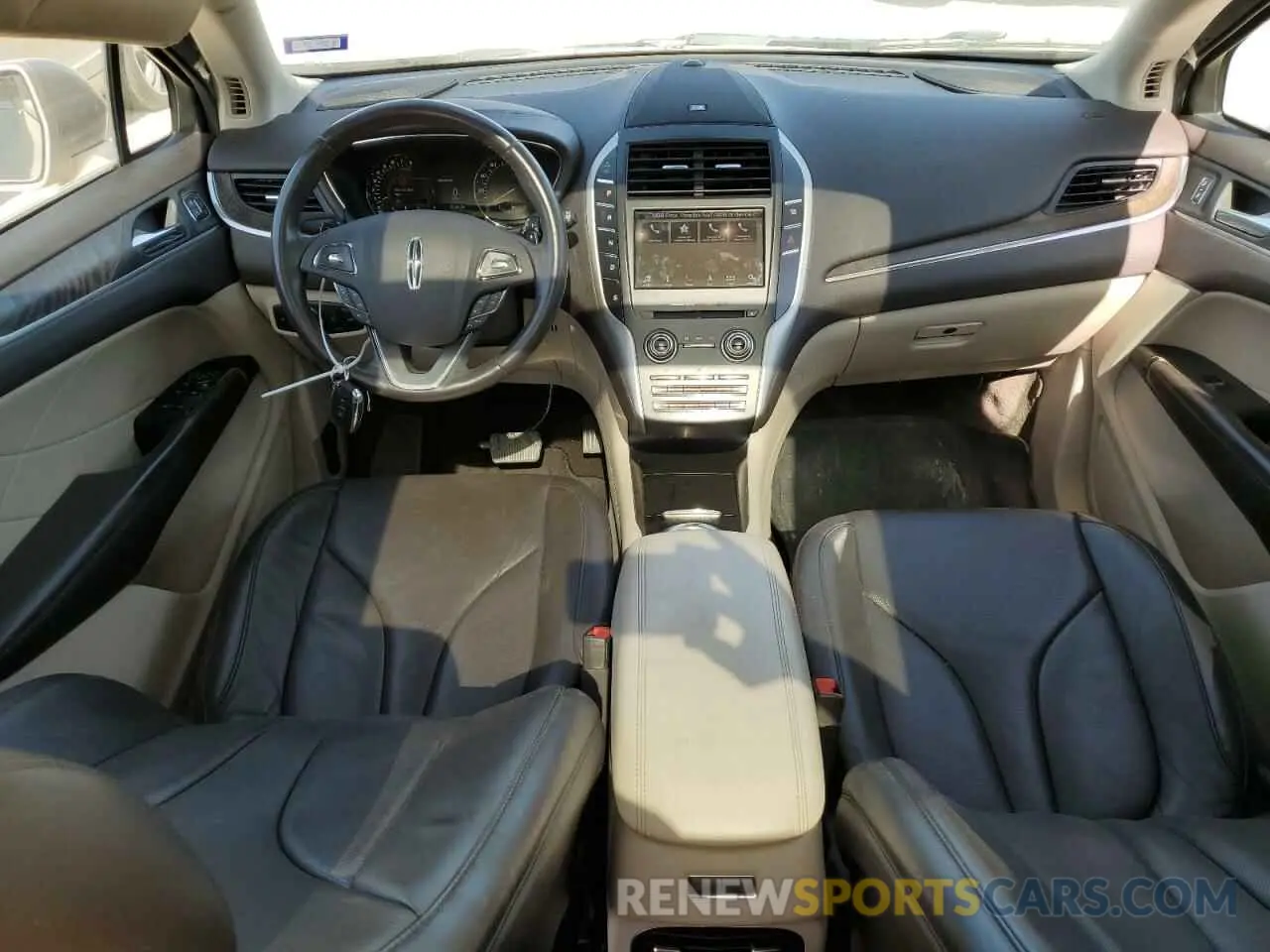 8 Photograph of a damaged car 5LMCJ3D95KUL19015 LINCOLN MKC 2019