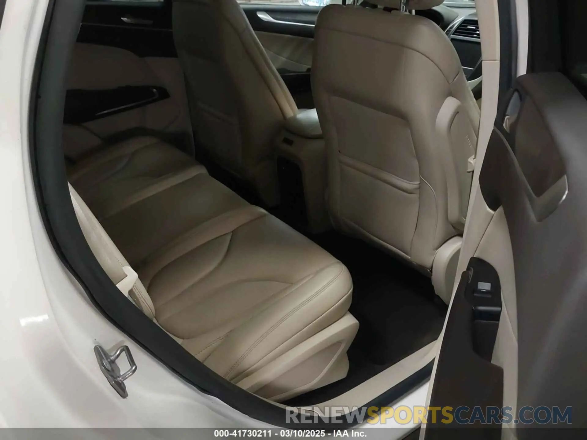 8 Photograph of a damaged car 5LMCJ3D9XKUL17812 LINCOLN MKC 2019