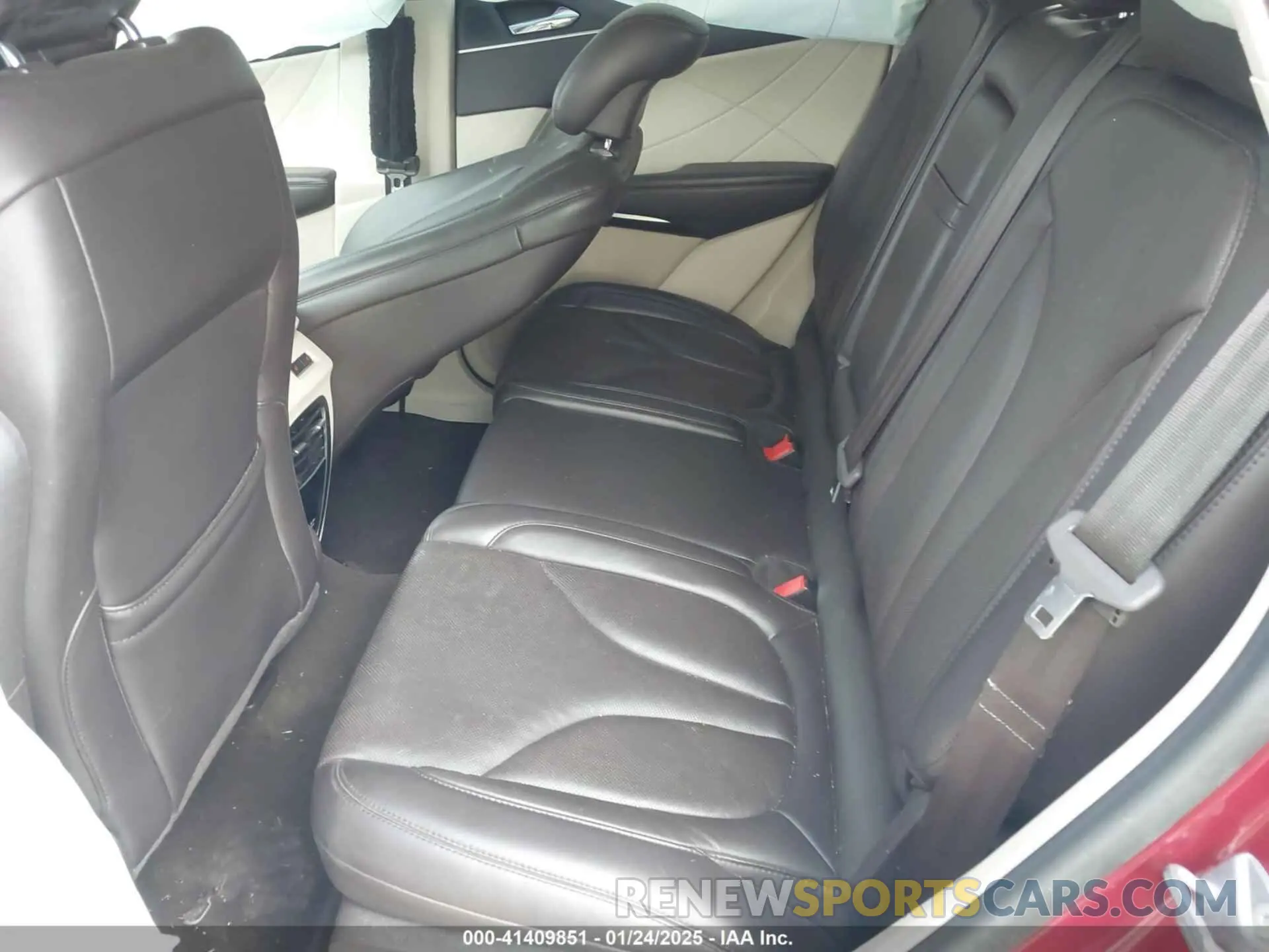 8 Photograph of a damaged car 5LMTJ3DH1KUL35090 LINCOLN MKC 2019