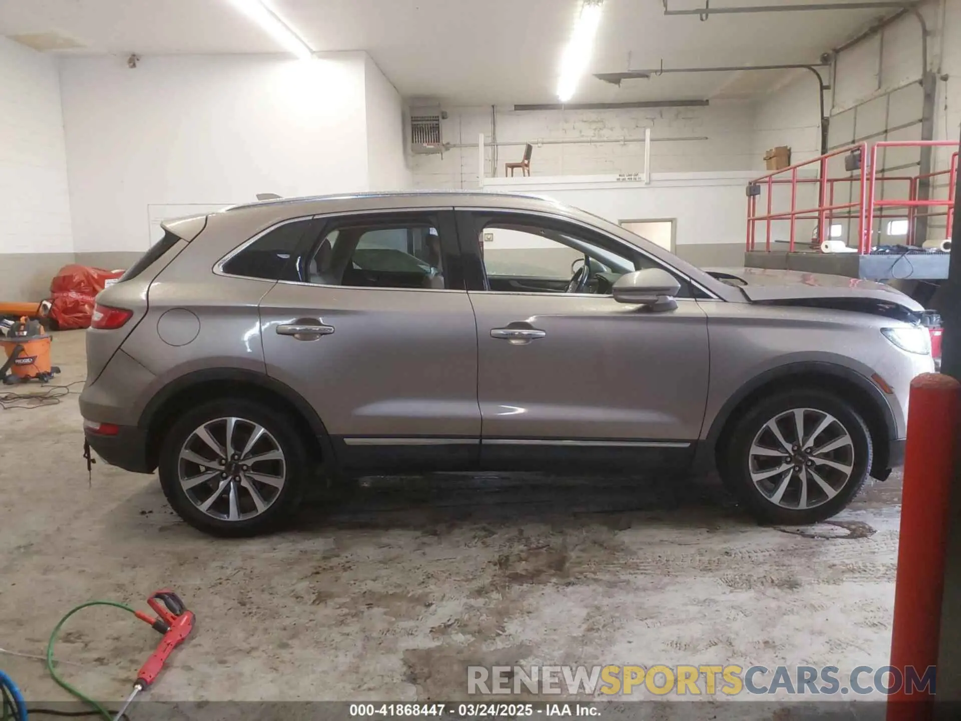 12 Photograph of a damaged car 5LMTJ3DH4KUL20647 LINCOLN MKC 2019