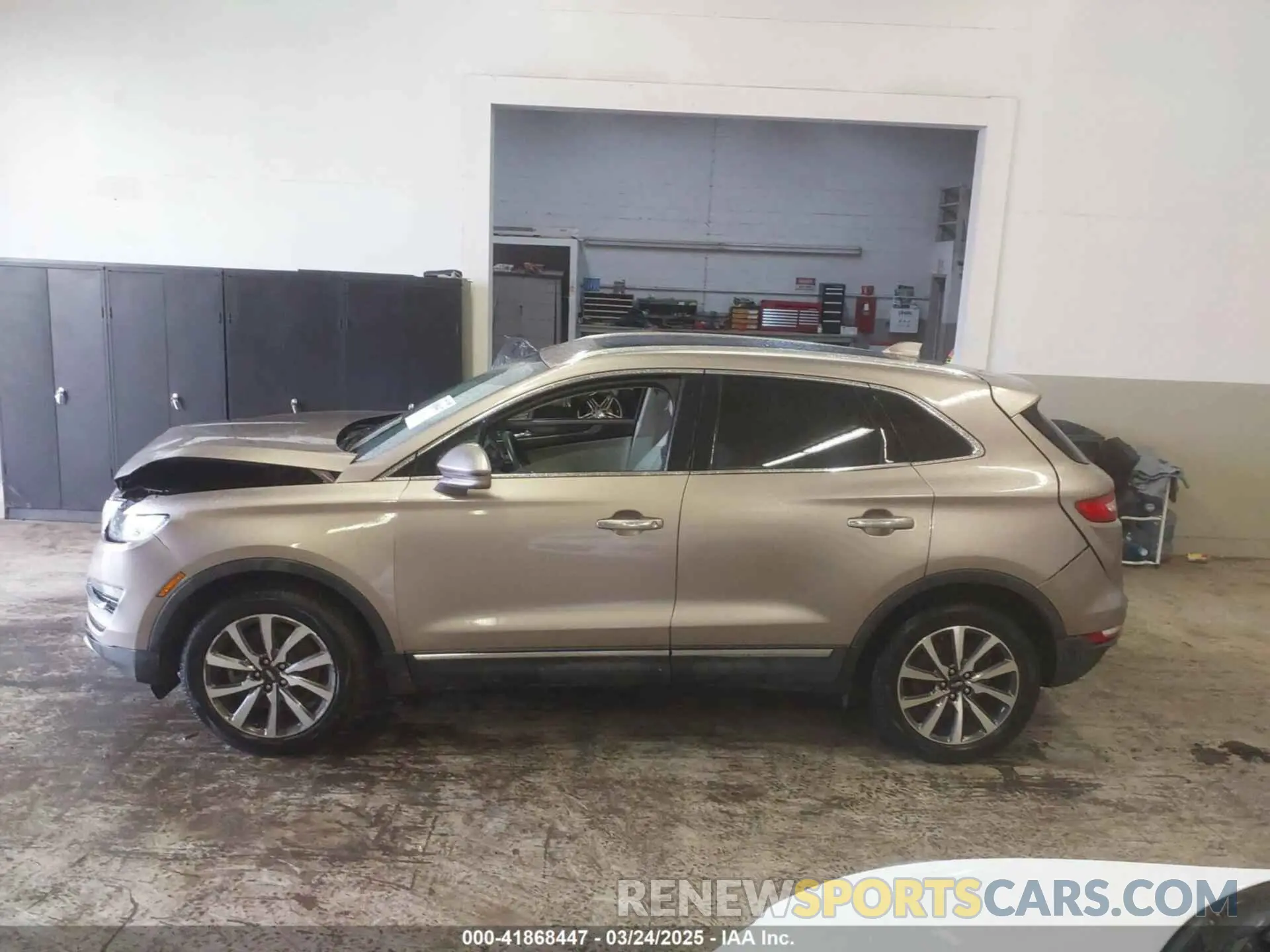 13 Photograph of a damaged car 5LMTJ3DH4KUL20647 LINCOLN MKC 2019