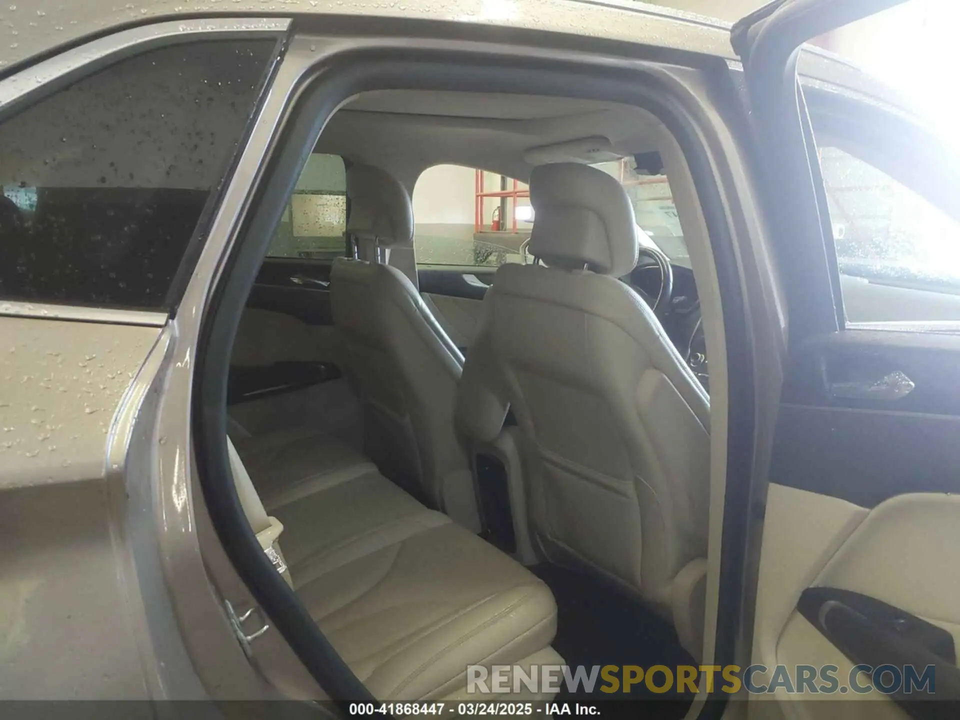 8 Photograph of a damaged car 5LMTJ3DH4KUL20647 LINCOLN MKC 2019