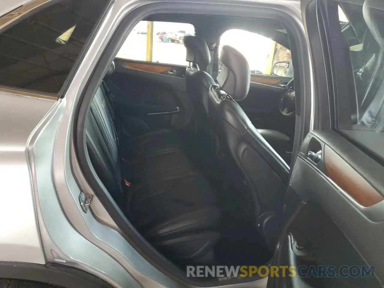 11 Photograph of a damaged car 5LMTJ3DH4KUL37593 LINCOLN MKC 2019