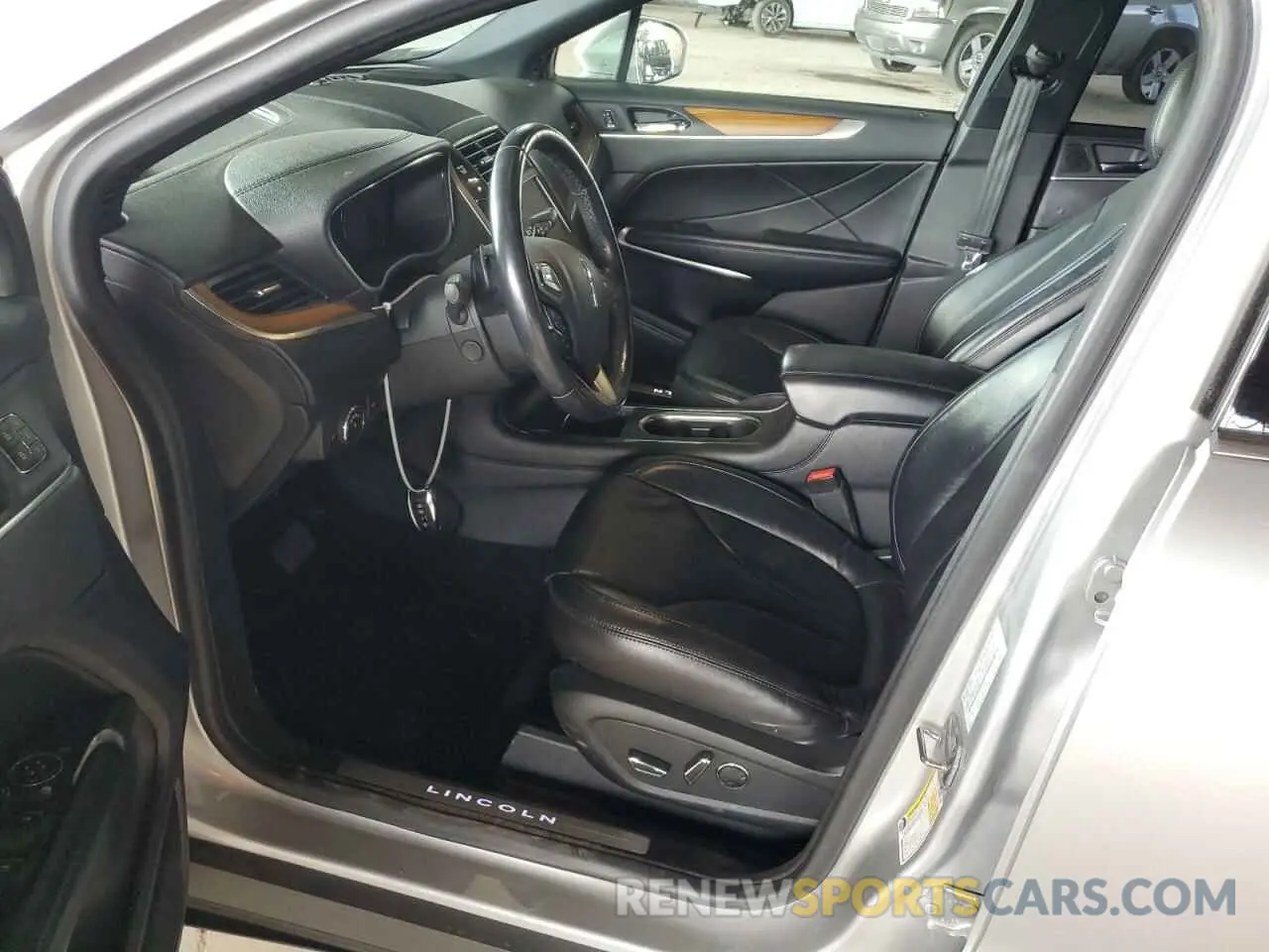 7 Photograph of a damaged car 5LMTJ3DH4KUL37593 LINCOLN MKC 2019