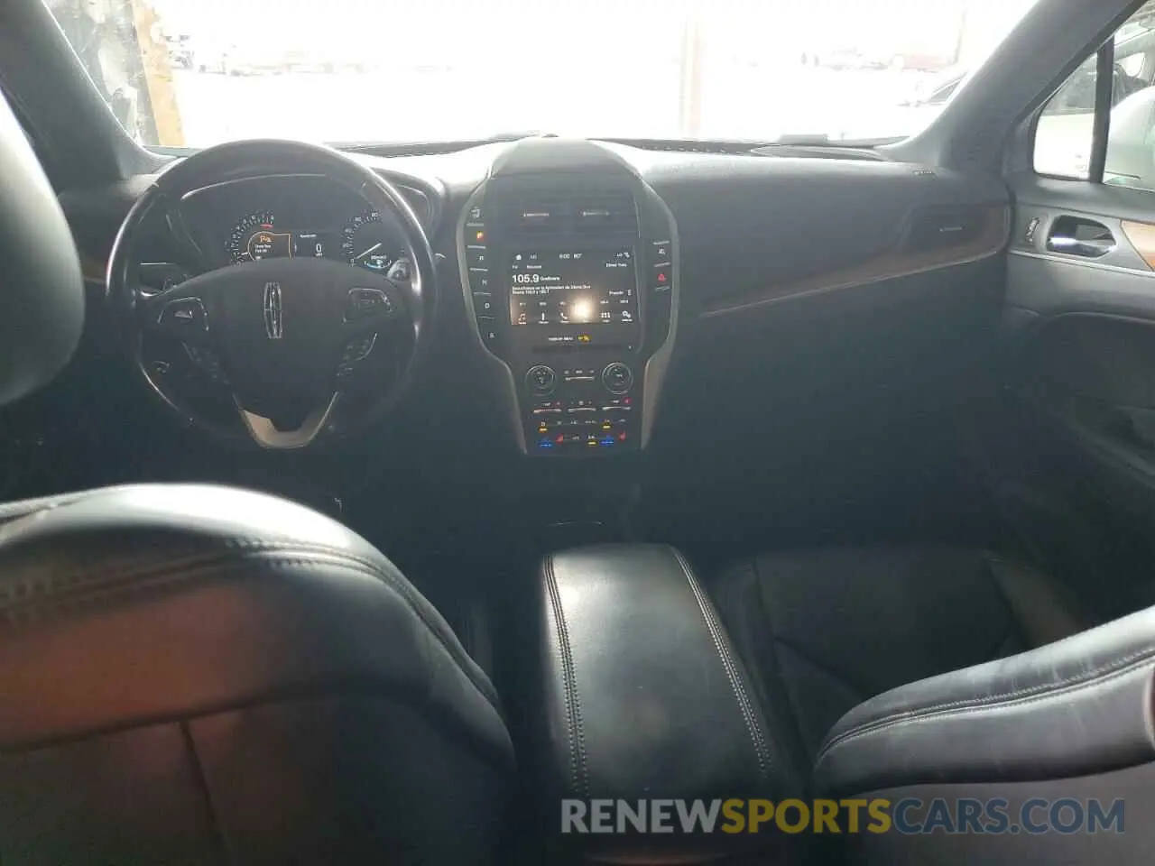 8 Photograph of a damaged car 5LMTJ3DH4KUL37593 LINCOLN MKC 2019