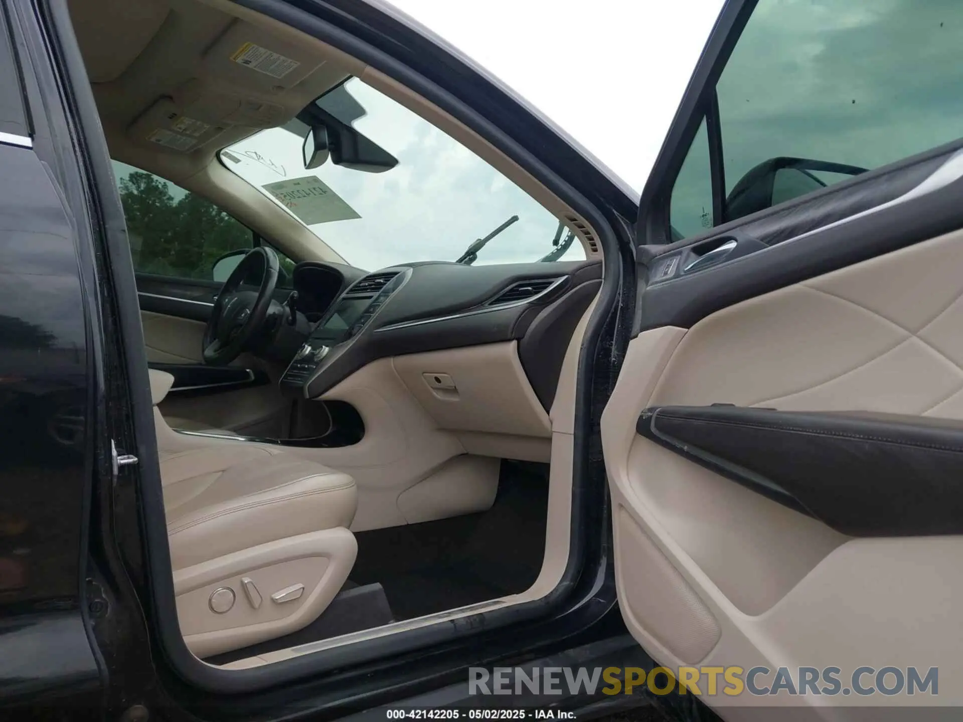 5 Photograph of a damaged car 5LMTJ3DHXKUL21088 LINCOLN MKC 2019