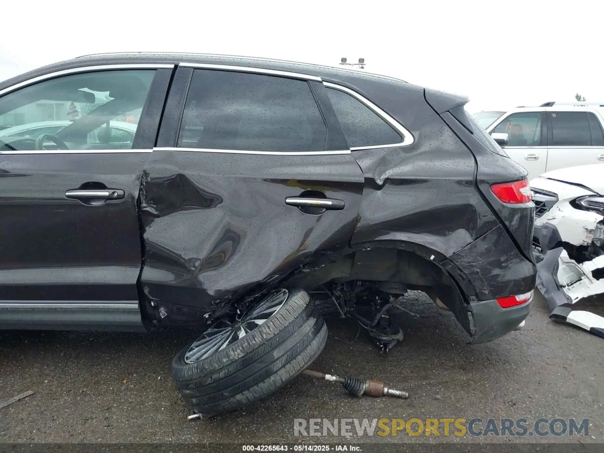 17 Photograph of a damaged car 5LMTJ4DH9KUL15045 LINCOLN MKC 2019