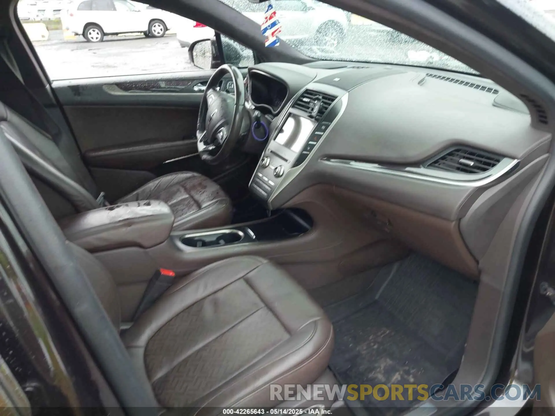 5 Photograph of a damaged car 5LMTJ4DH9KUL15045 LINCOLN MKC 2019