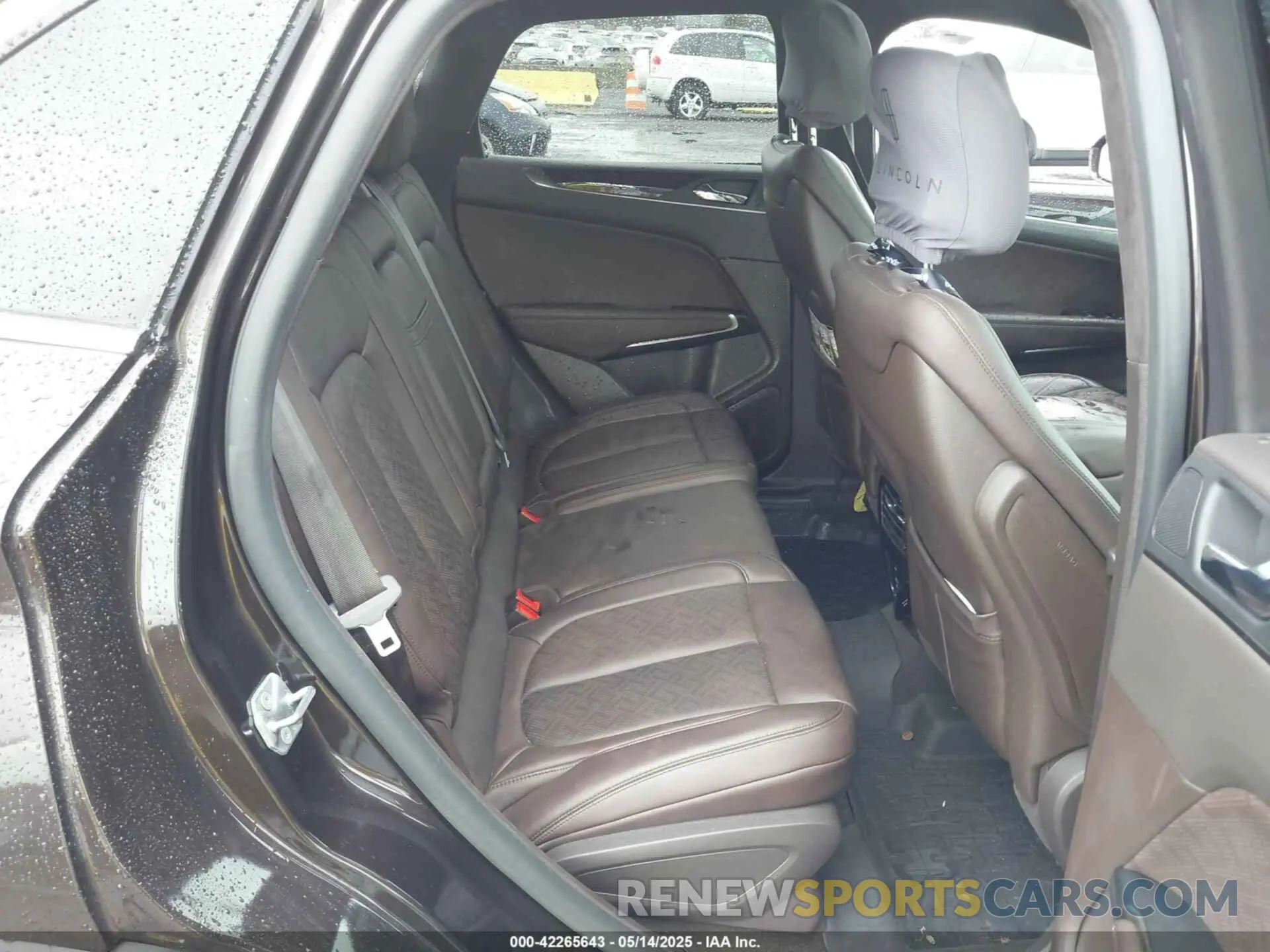 8 Photograph of a damaged car 5LMTJ4DH9KUL15045 LINCOLN MKC 2019