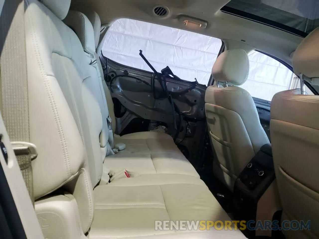 11 Photograph of a damaged car 2LMHJ5AT0KBL03982 LINCOLN MKT 2019