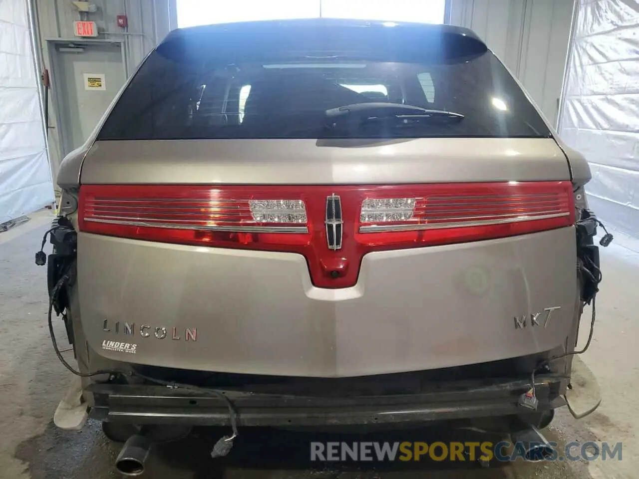 6 Photograph of a damaged car 2LMHJ5AT0KBL03982 LINCOLN MKT 2019