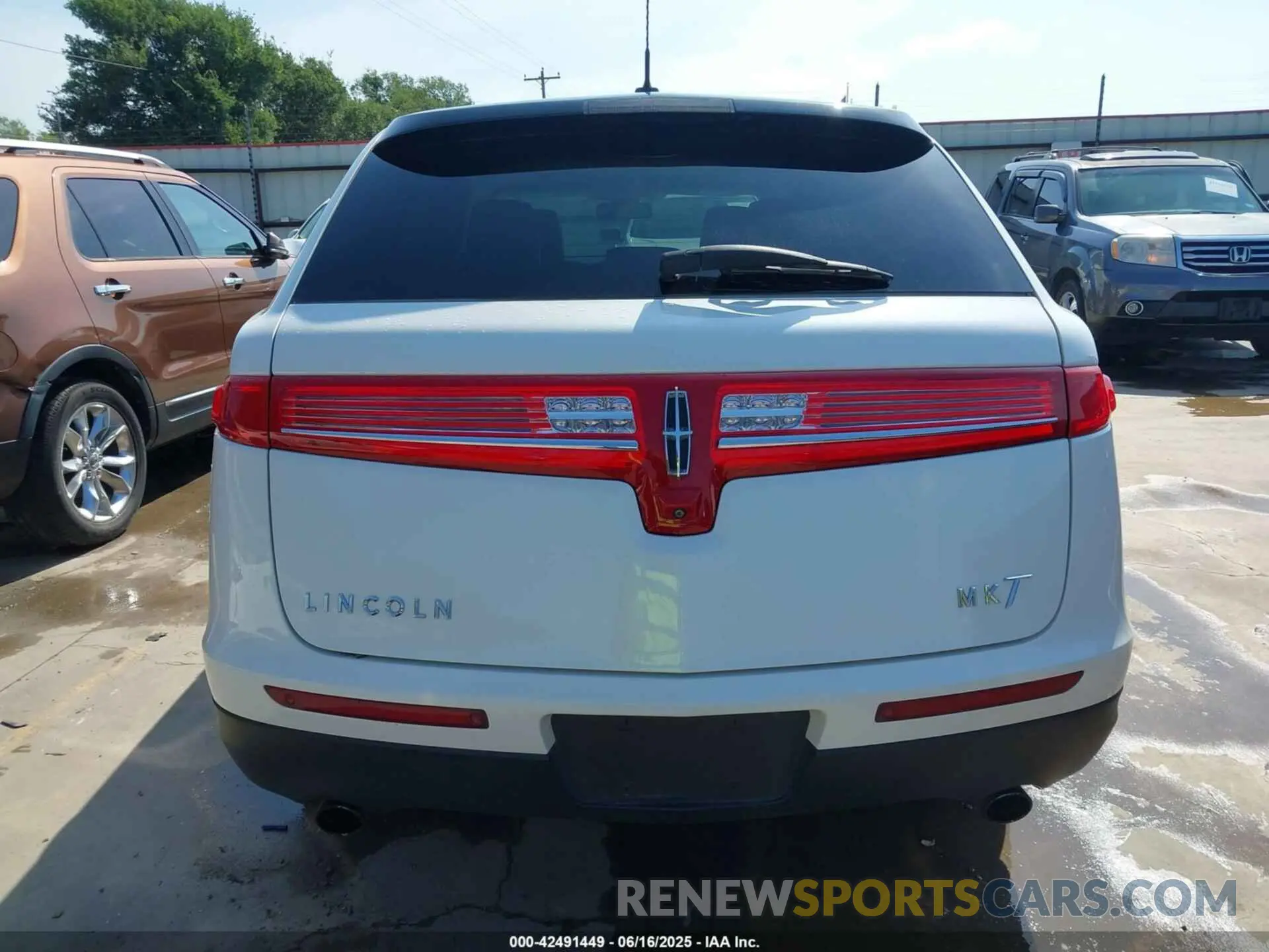 17 Photograph of a damaged car 2LMHJ5AT1KBL03571 LINCOLN MKT 2019