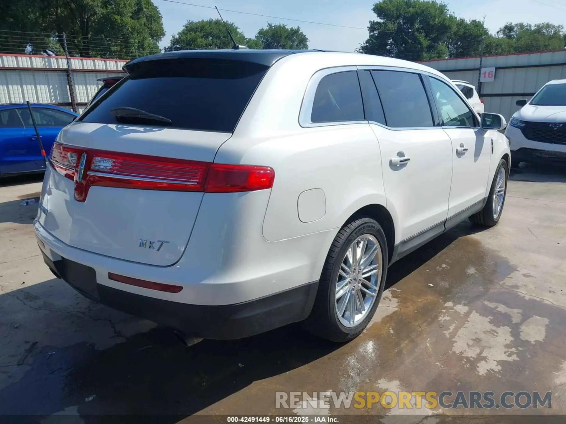 4 Photograph of a damaged car 2LMHJ5AT1KBL03571 LINCOLN MKT 2019