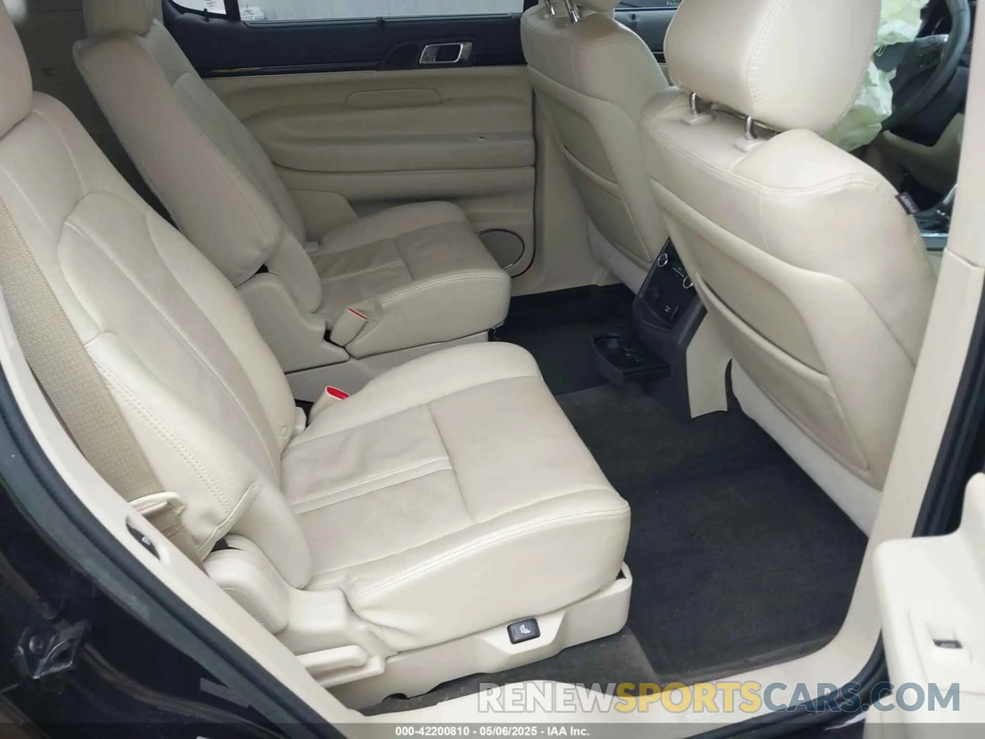 8 Photograph of a damaged car 2LMHJ5AT9KBL00224 LINCOLN MKT 2019