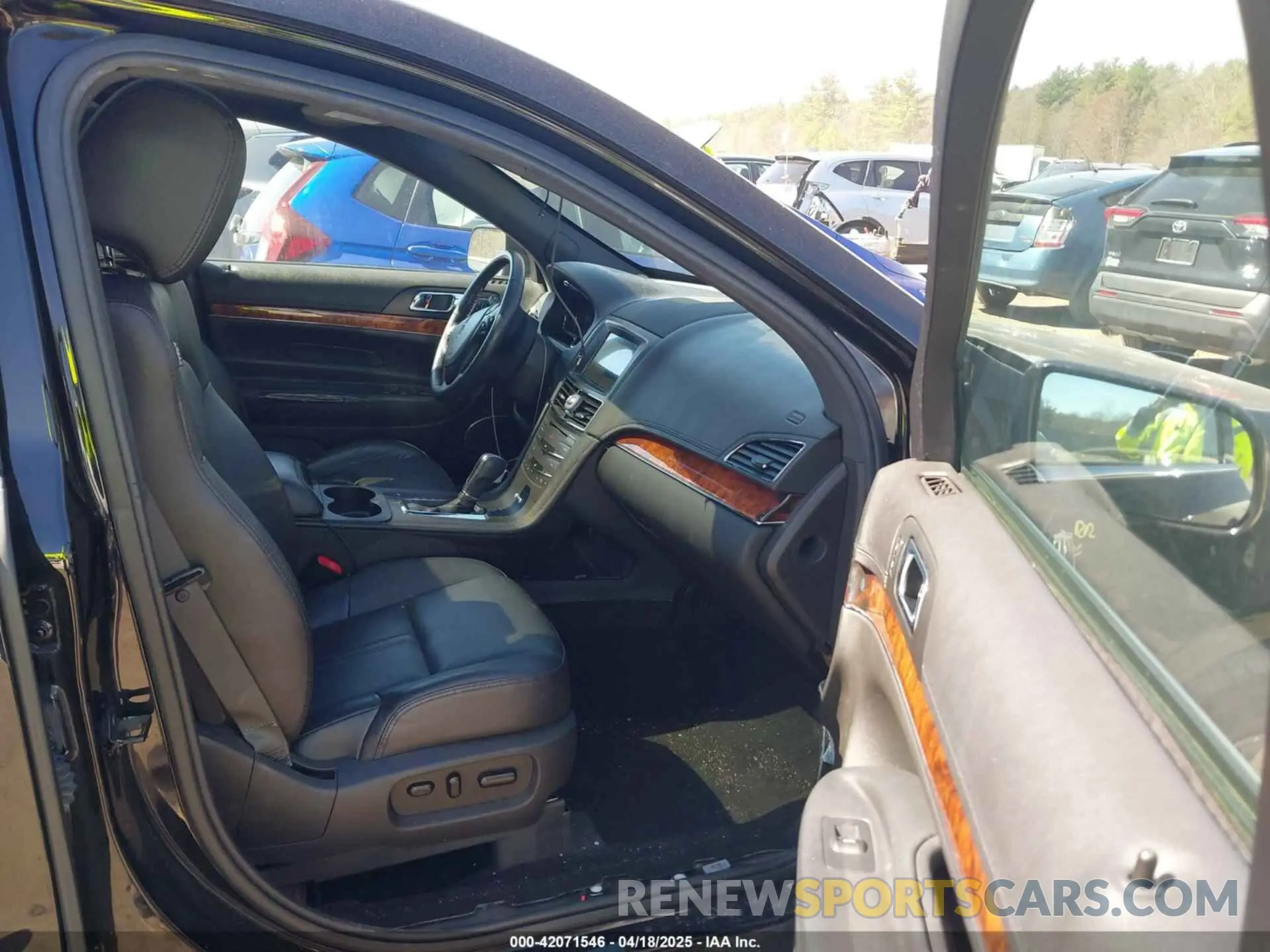 5 Photograph of a damaged car 2LMHJ5NK2KBL03273 LINCOLN MKT 2019
