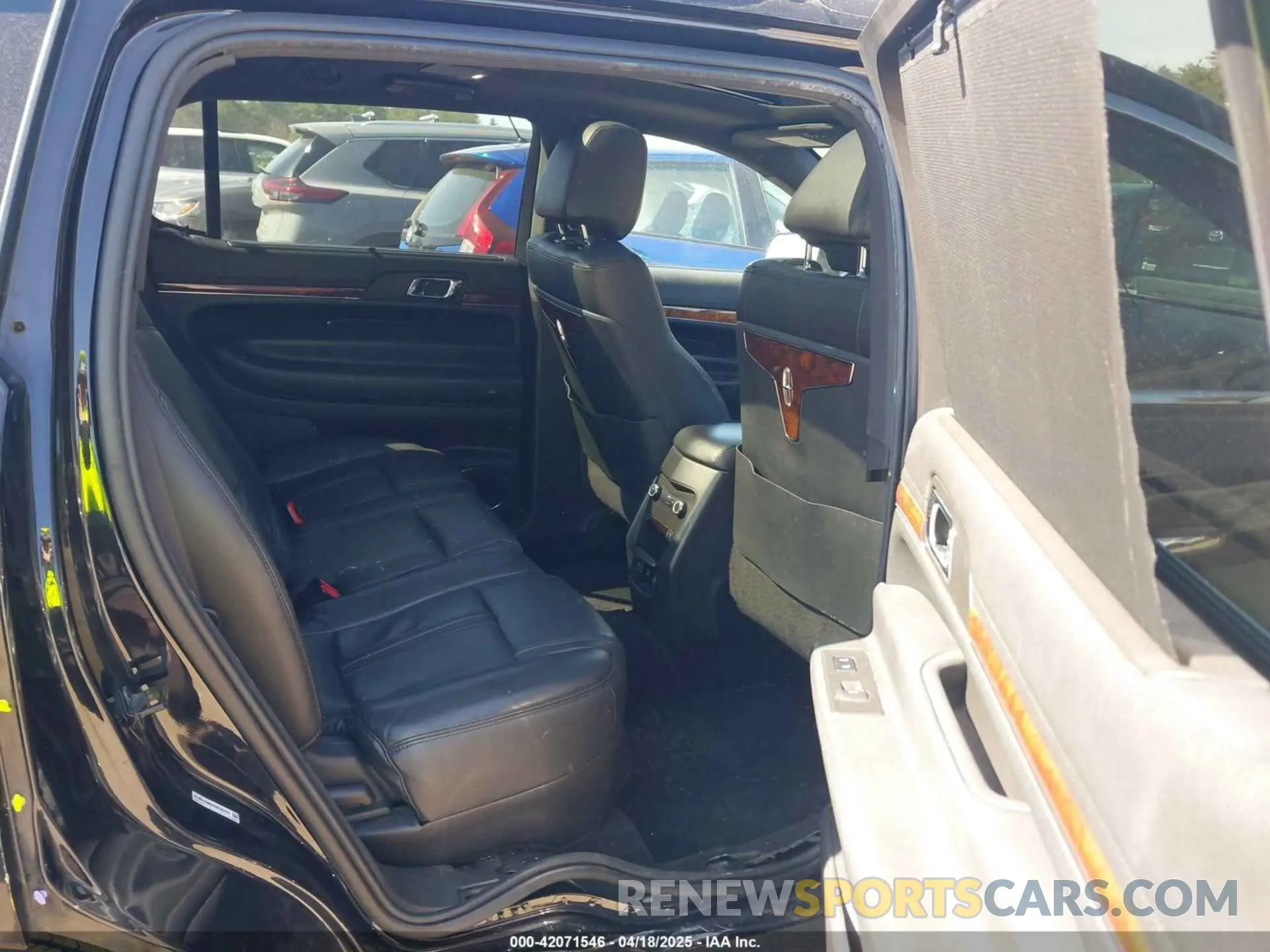 8 Photograph of a damaged car 2LMHJ5NK2KBL03273 LINCOLN MKT 2019