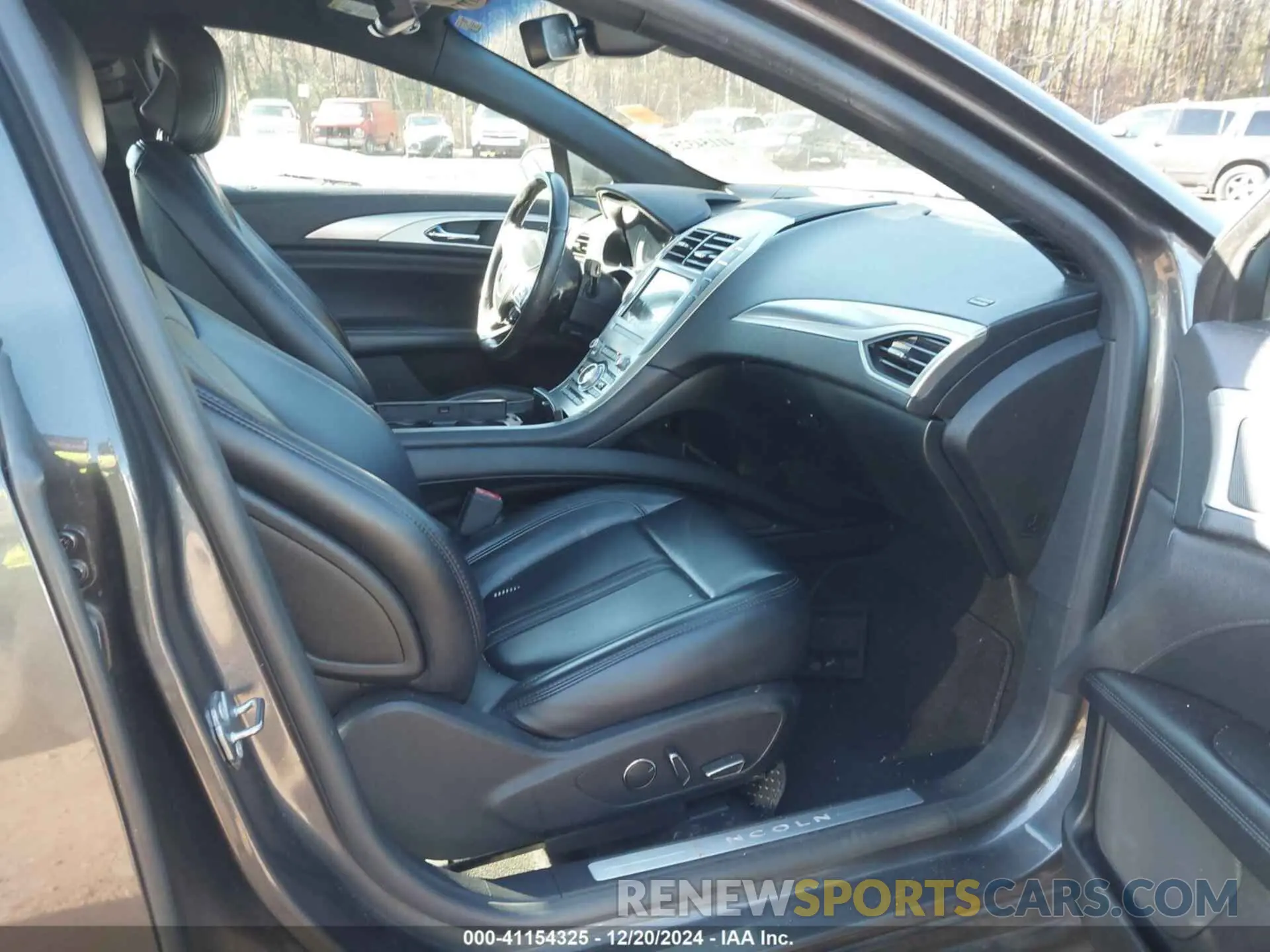 5 Photograph of a damaged car 3LN6L5A91KR618759 LINCOLN MKZ 2019