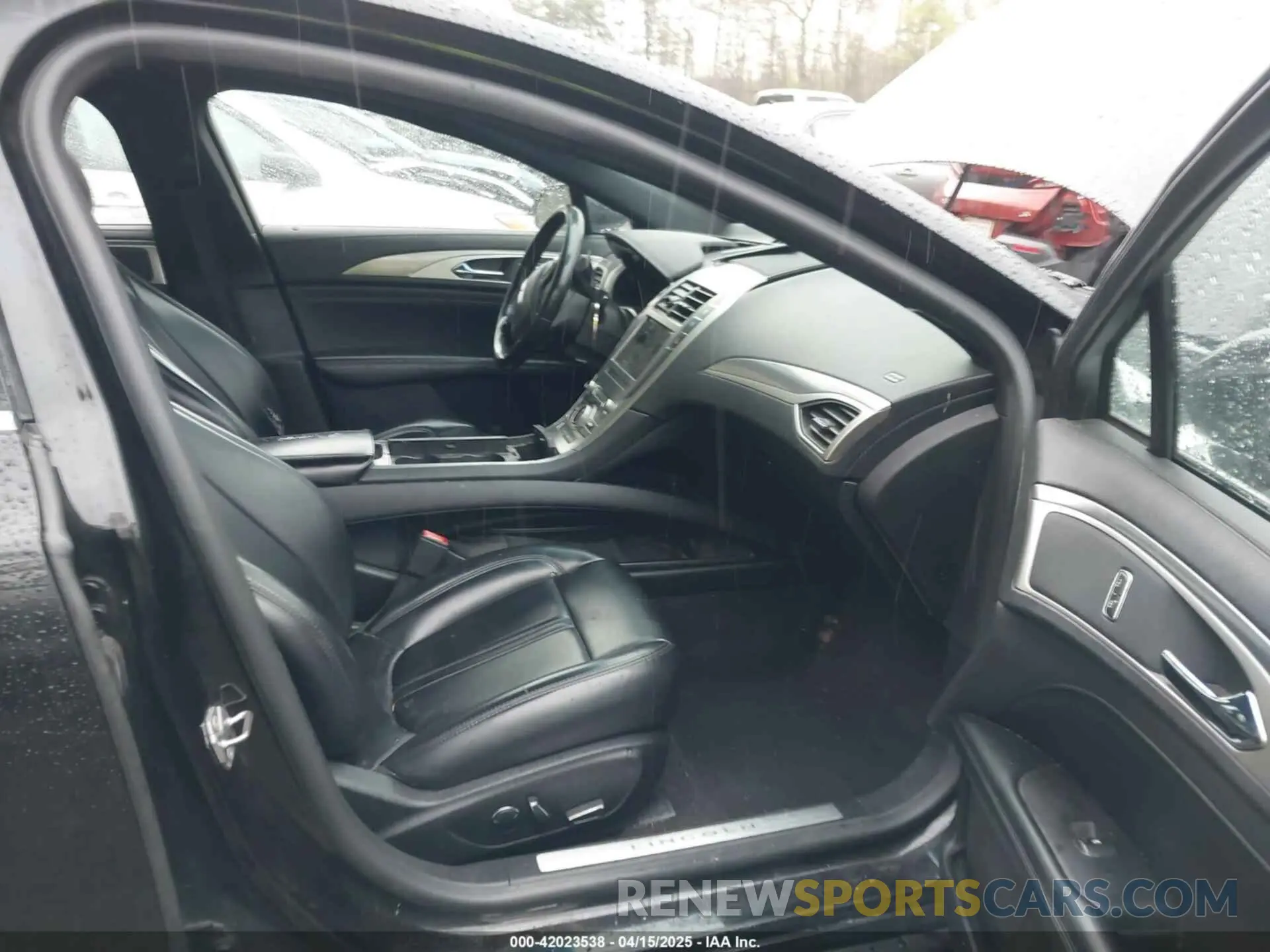 5 Photograph of a damaged car 3LN6L5A92KR631472 LINCOLN MKZ 2019