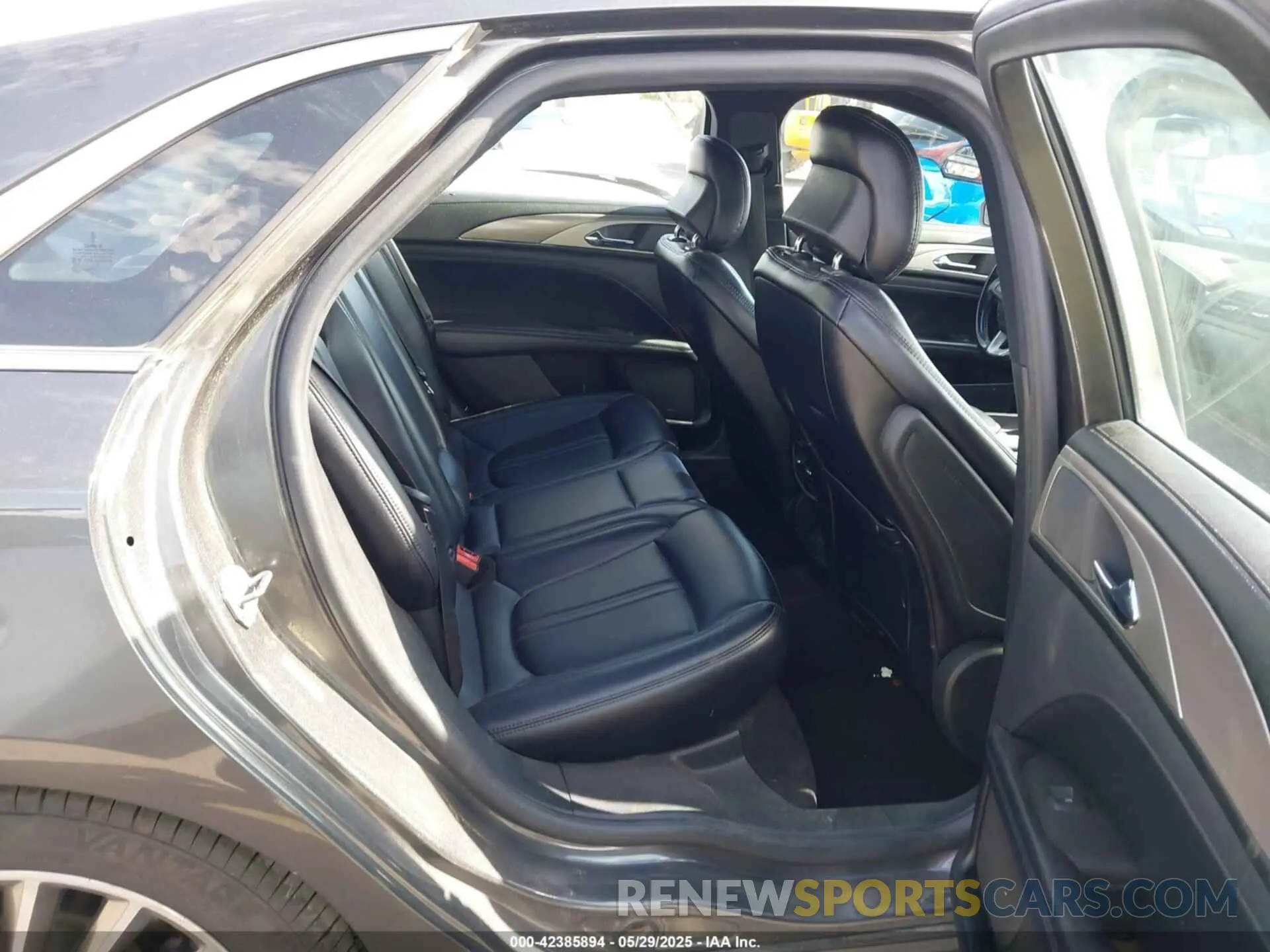 8 Photograph of a damaged car 3LN6L5A96KR602508 LINCOLN MKZ 2019