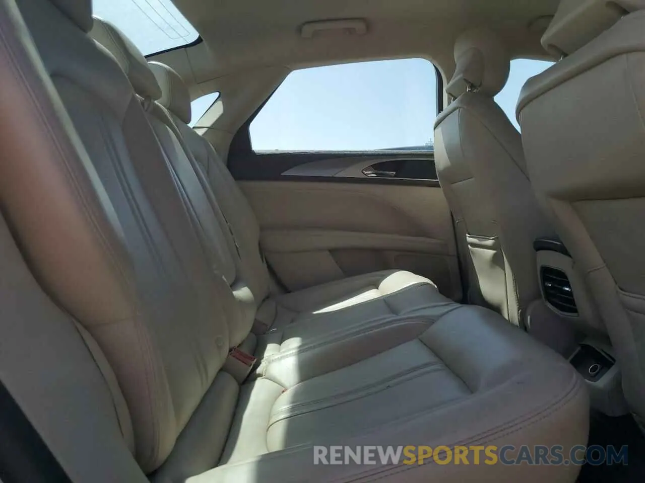 10 Photograph of a damaged car 3LN6L5A98KR631346 LINCOLN MKZ 2019