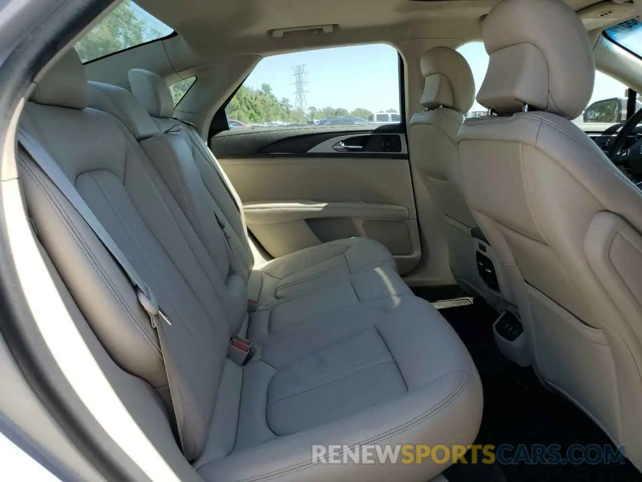 10 Photograph of a damaged car 3LN6L5C94KR628117 LINCOLN MKZ 2019