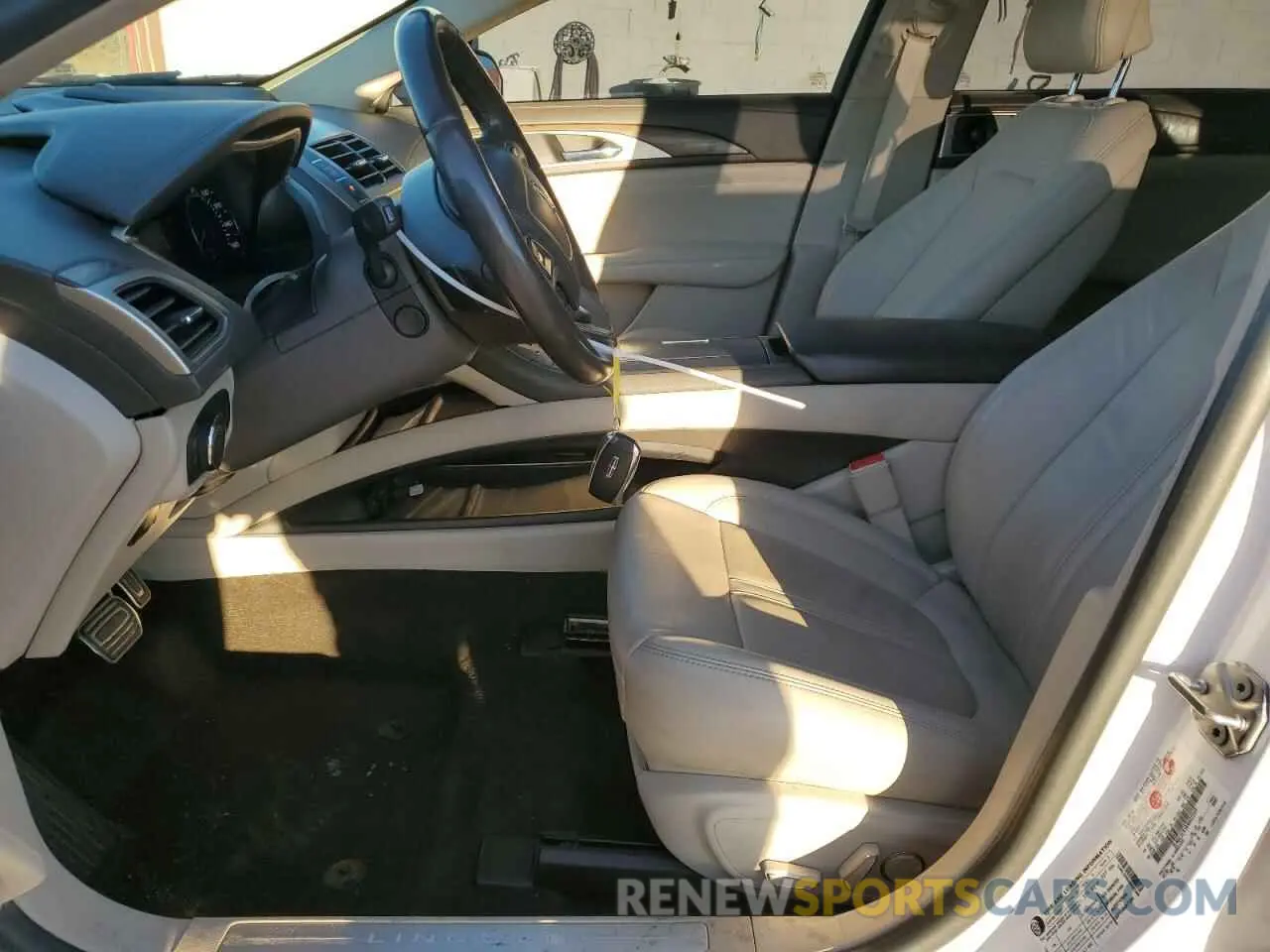 7 Photograph of a damaged car 3LN6L5C95KR602349 LINCOLN MKZ 2019