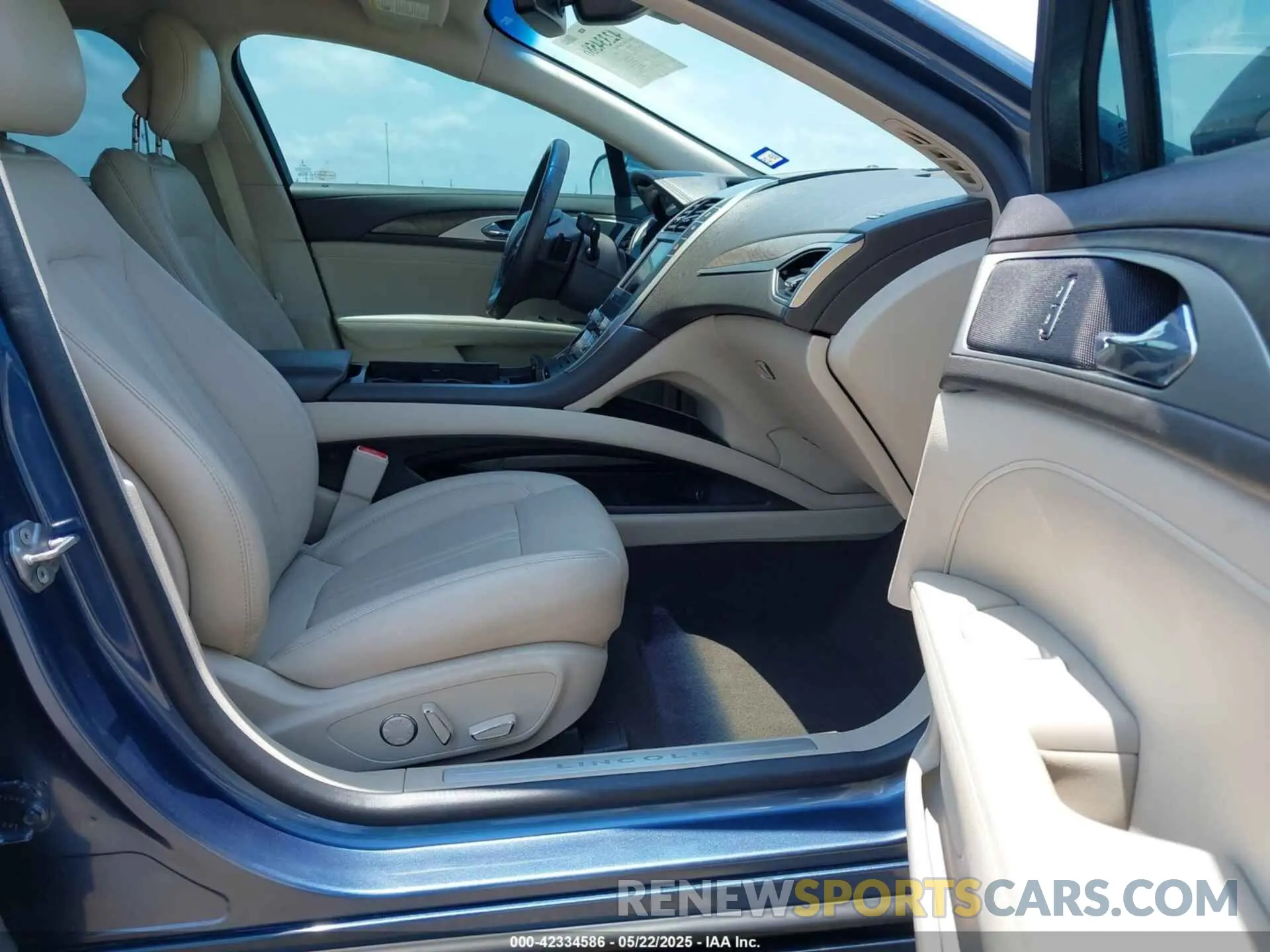 5 Photograph of a damaged car 3LN6L5C99KR601818 LINCOLN MKZ 2019