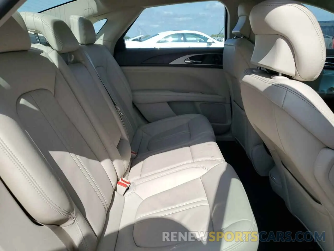 10 Photograph of a damaged car 3LN6L5D9XKR627875 LINCOLN MKZ 2019
