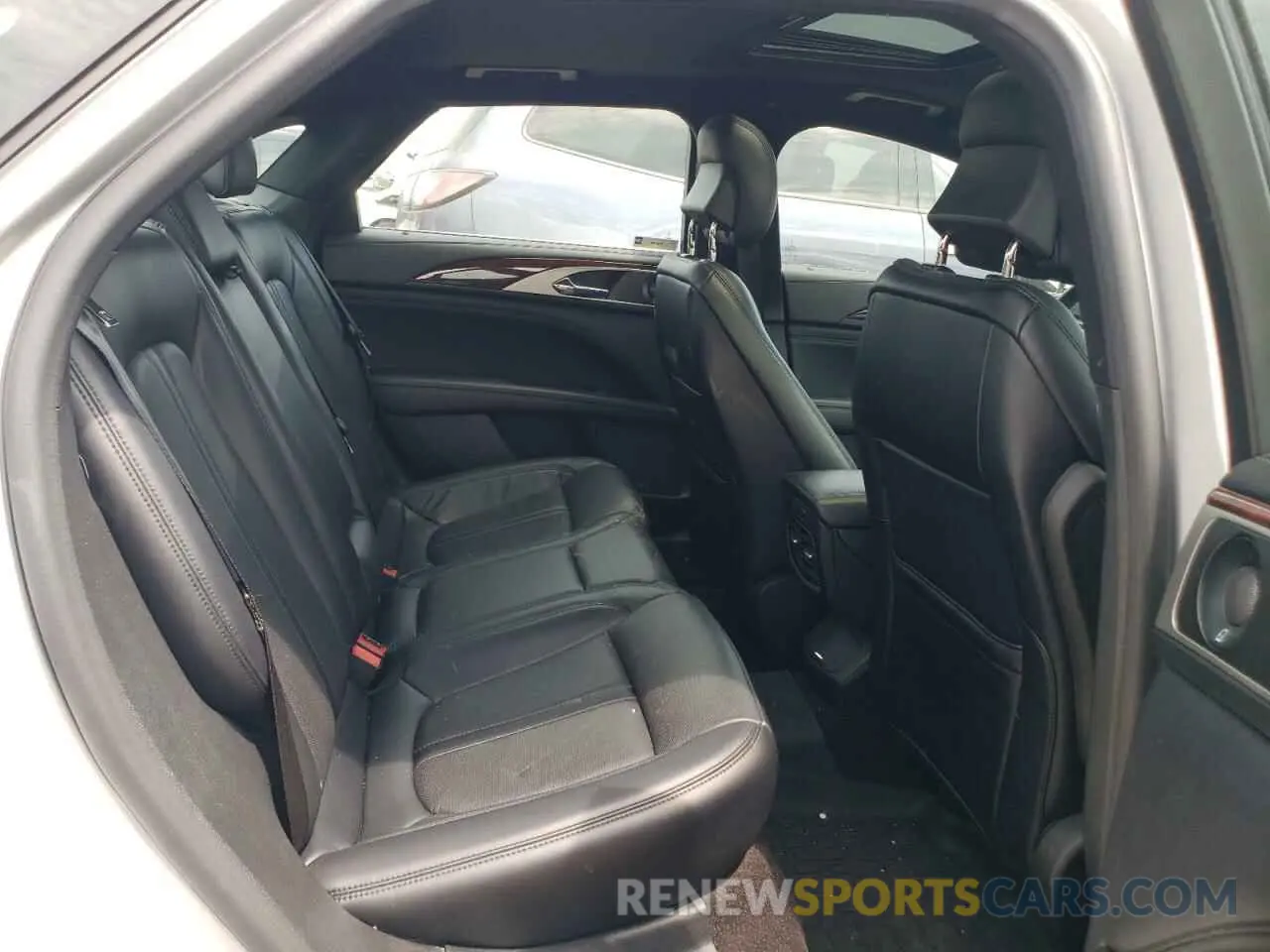 10 Photograph of a damaged car 3LN6L5E90KR611554 LINCOLN MKZ 2019
