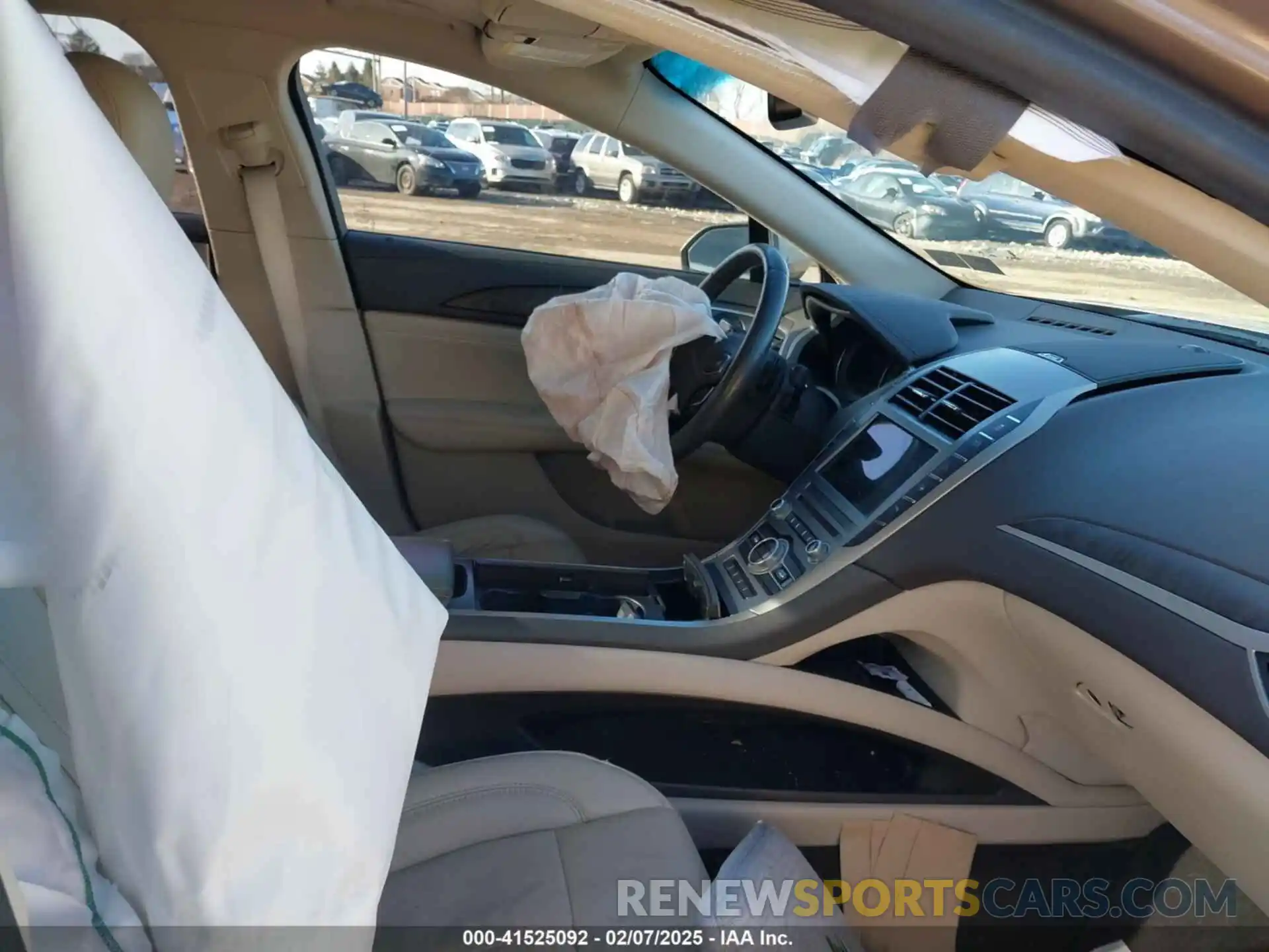 5 Photograph of a damaged car 3LN6L5E93KR613847 LINCOLN MKZ 2019