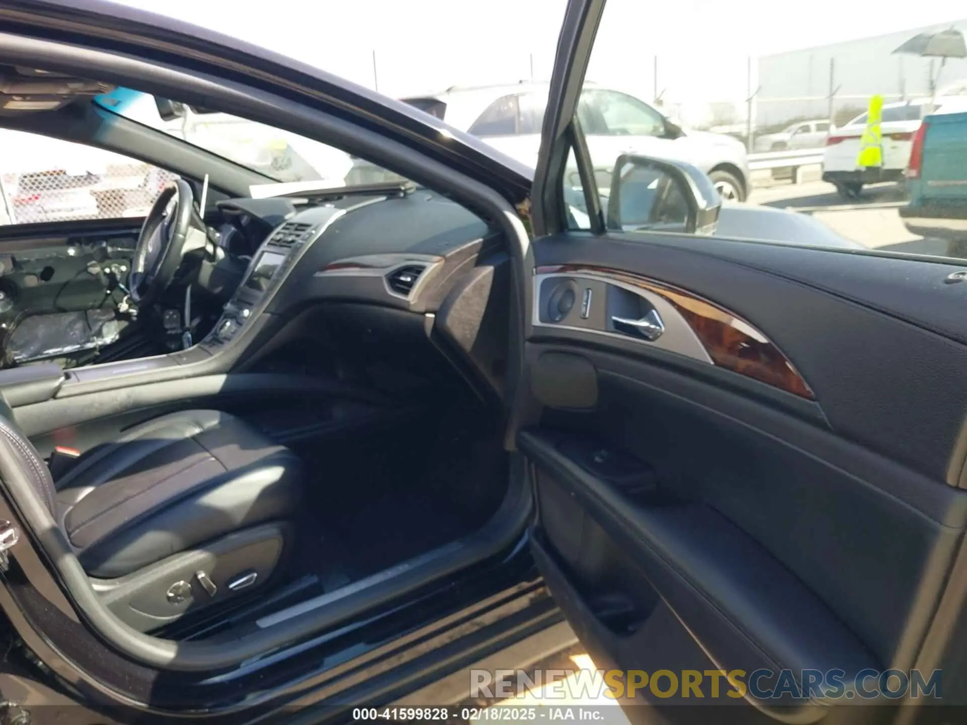 5 Photograph of a damaged car 3LN6L5E94KR610634 LINCOLN MKZ 2019