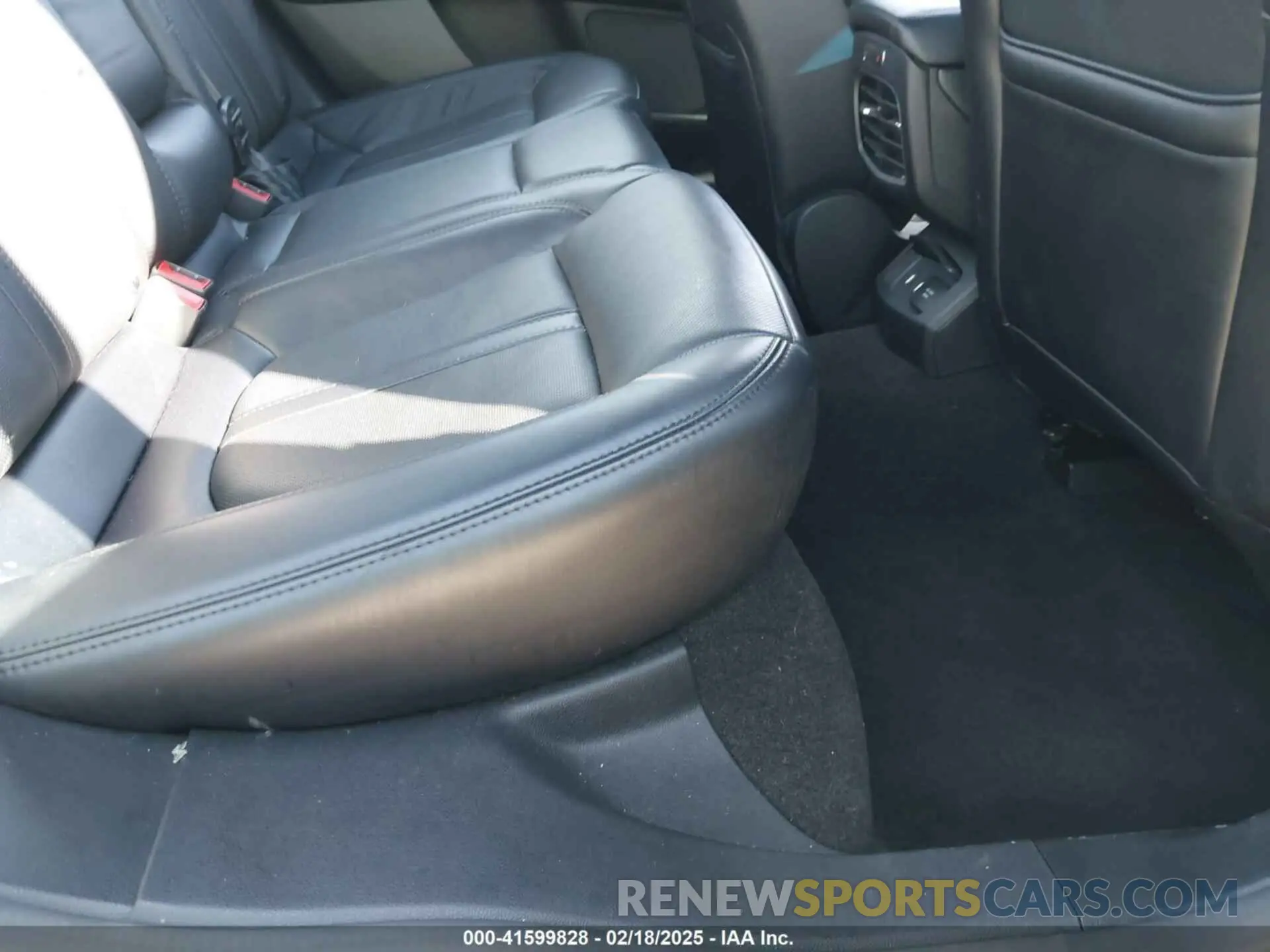 8 Photograph of a damaged car 3LN6L5E94KR610634 LINCOLN MKZ 2019