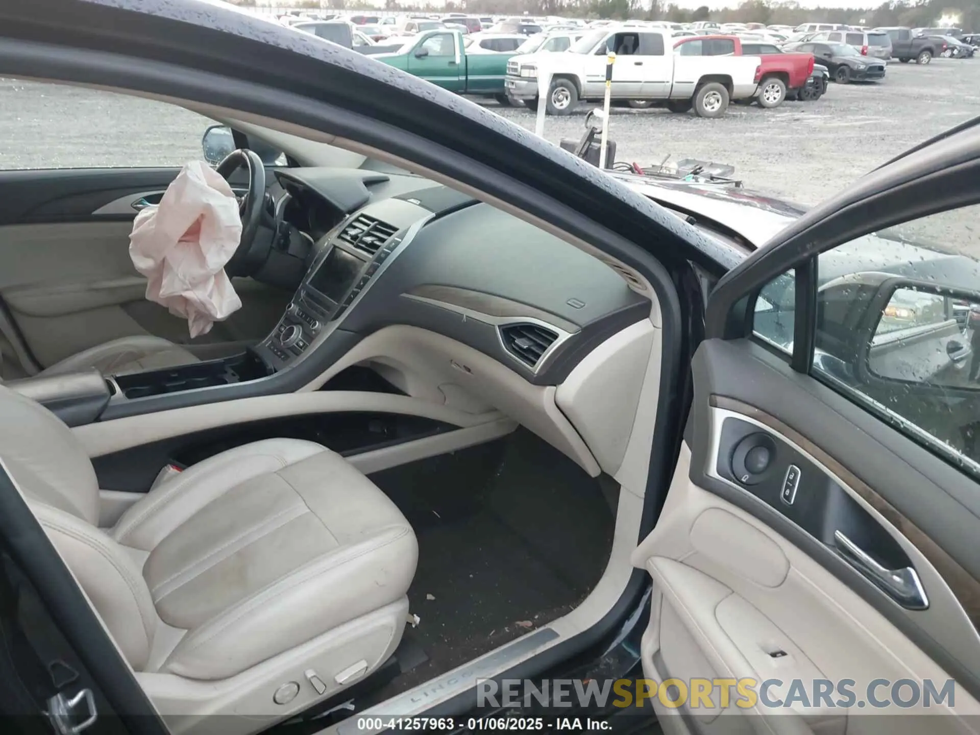 5 Photograph of a damaged car 3LN6L5E97KR604908 LINCOLN MKZ 2019